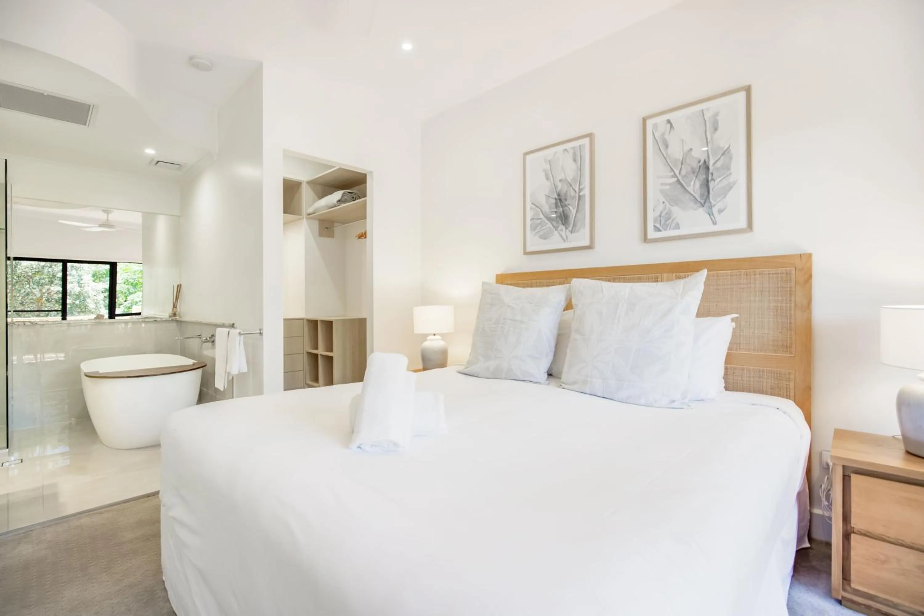 Bathroom, Bed in Mirra Chana Beachfront Apartments Mooloolaba