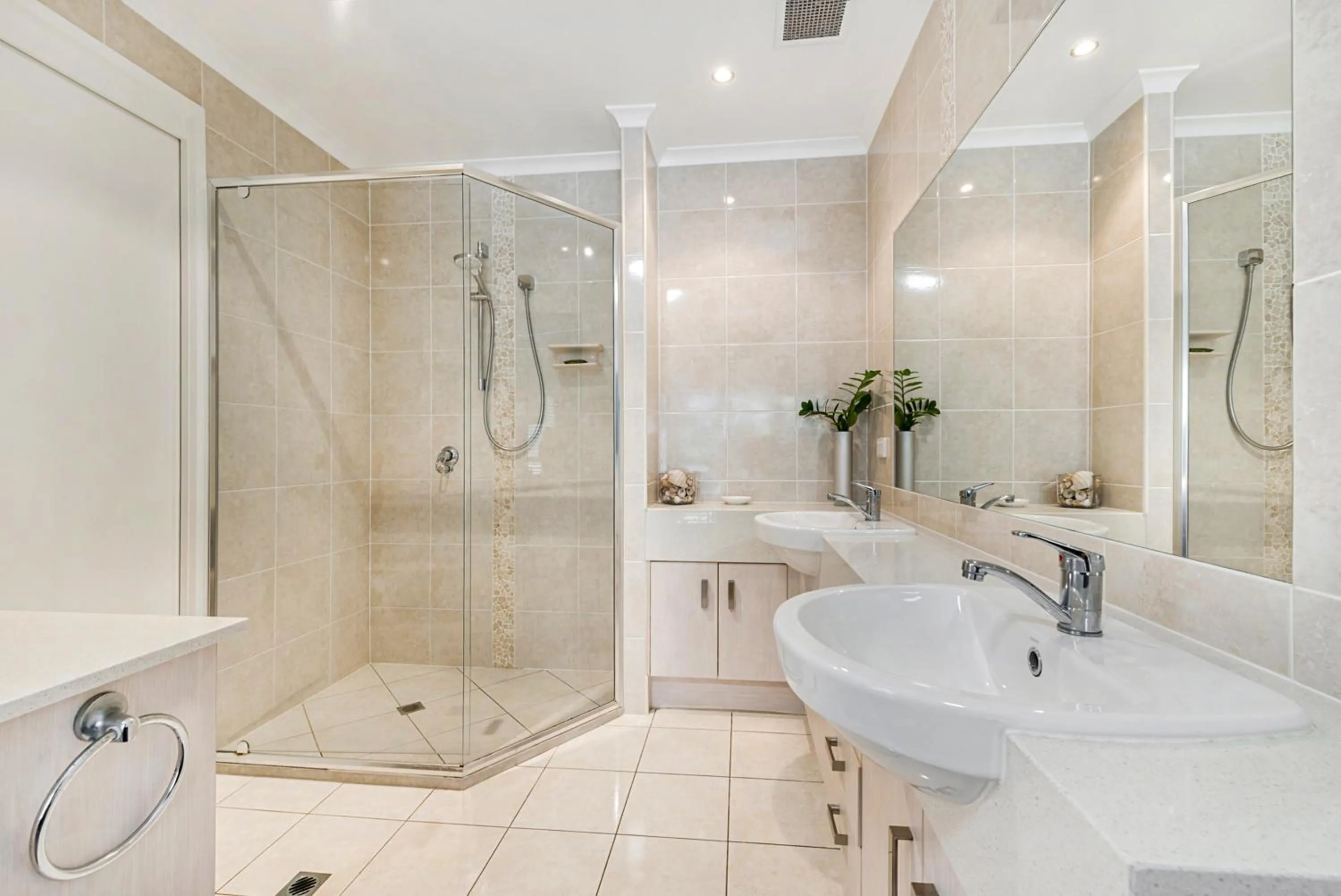 Shower in Mirra Chana Beachfront Apartments Mooloolaba
