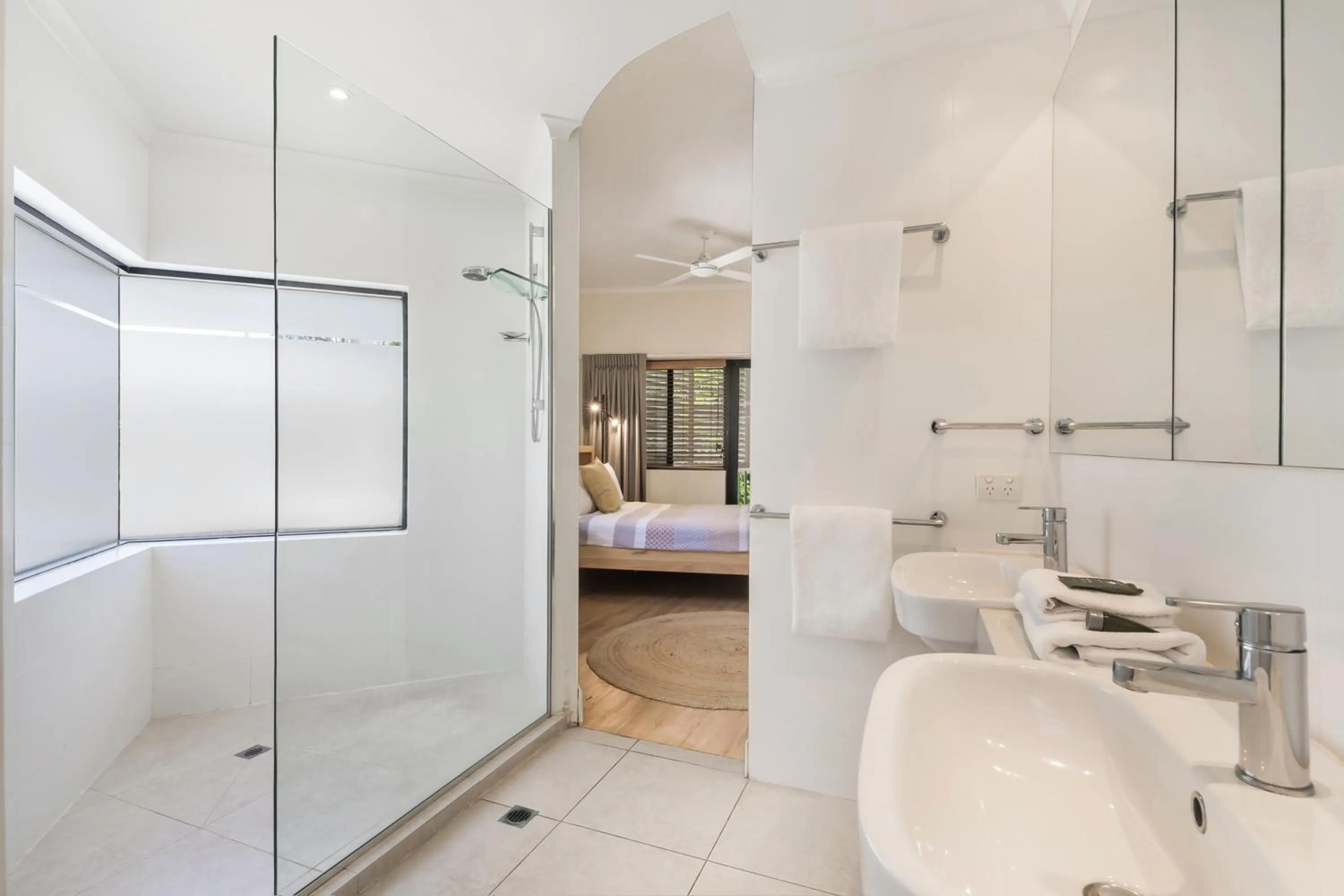 Shower, Bed in Mirra Chana Beachfront Apartments Mooloolaba