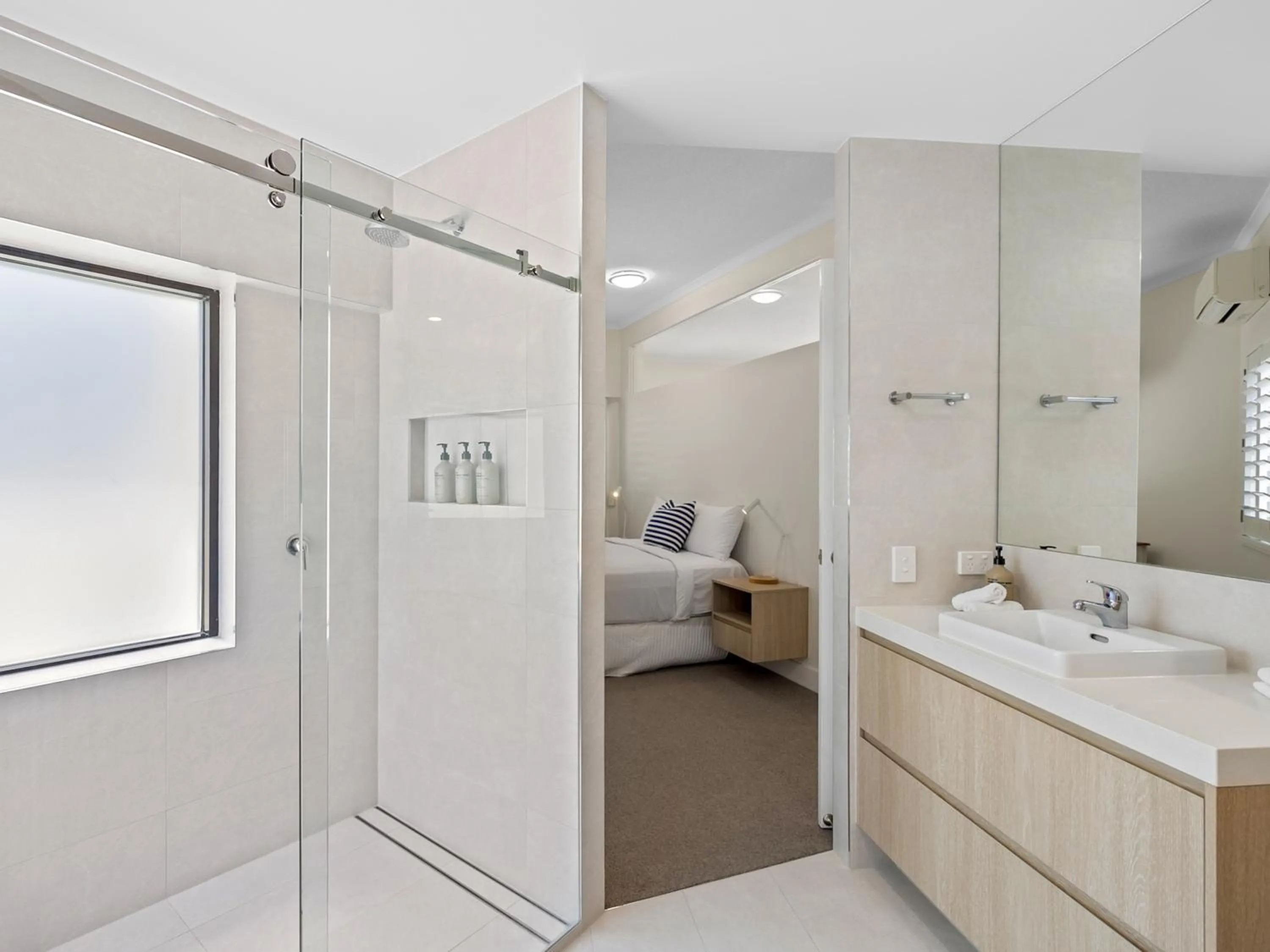 Shower, Bed in Mirra Chana Beachfront Apartments Mooloolaba