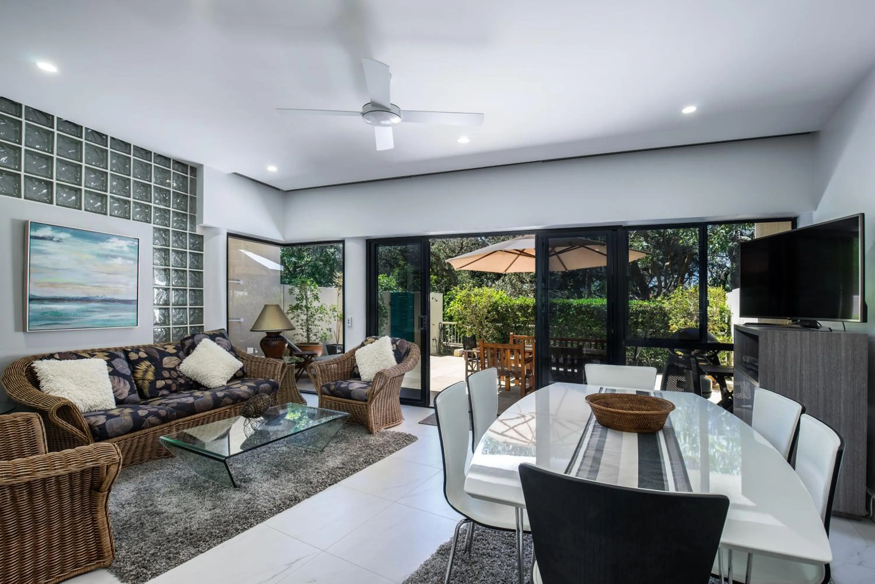 Dining area in Mirra Chana Beachfront Apartments Mooloolaba