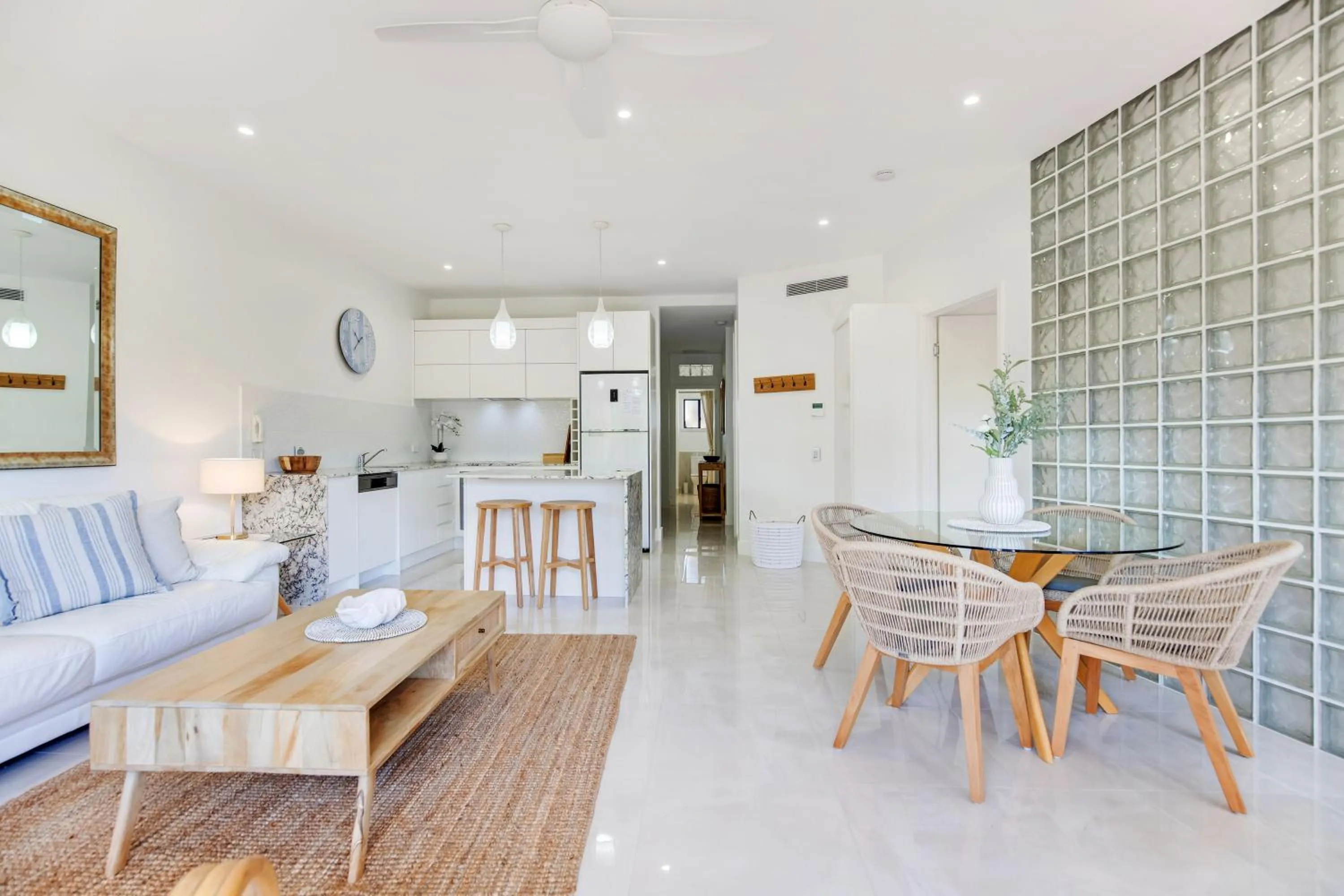 Kitchen or kitchenette in Mirra Chana Beachfront Apartments Mooloolaba