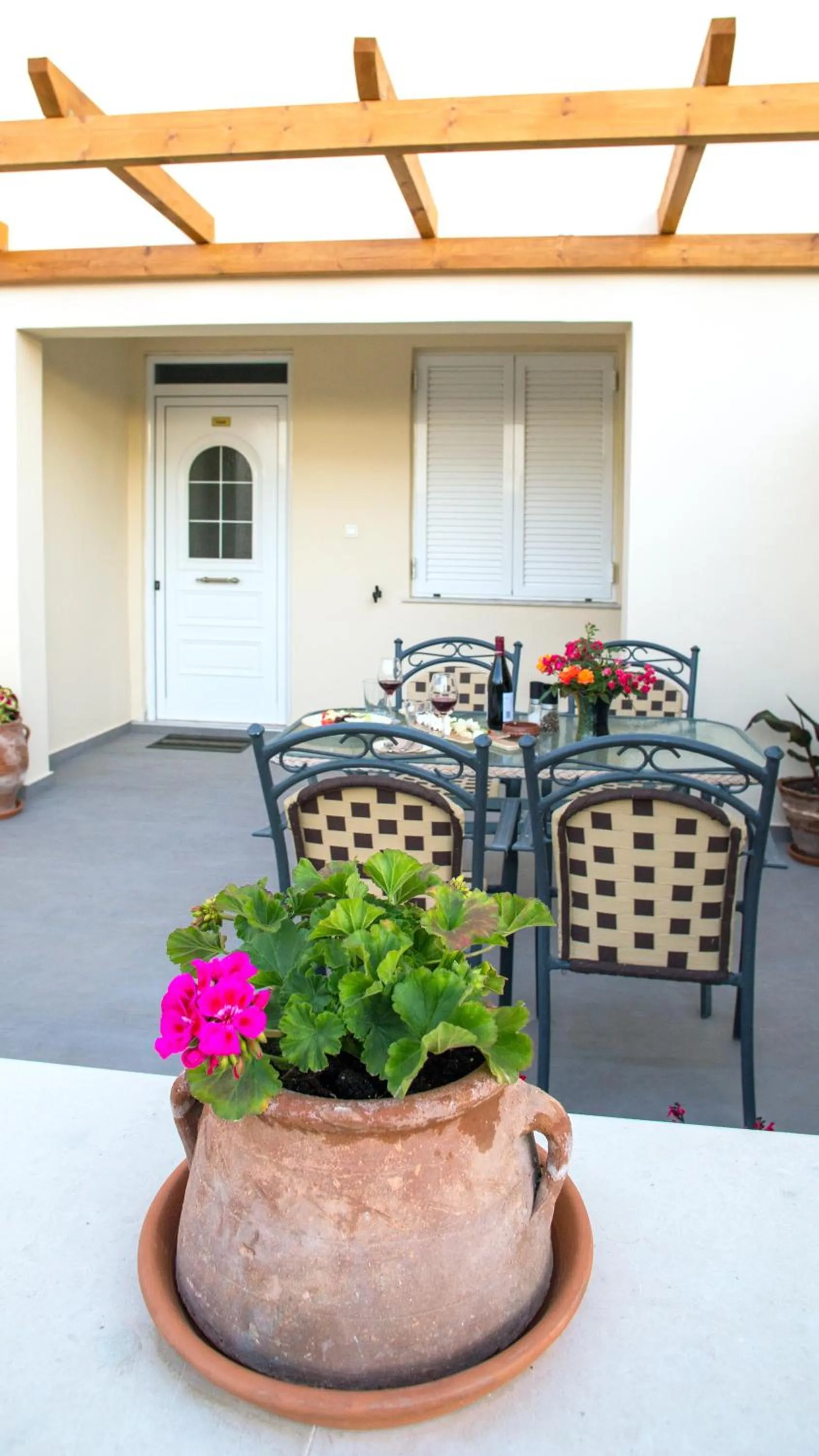 Facade/entrance in Kastro Apartments