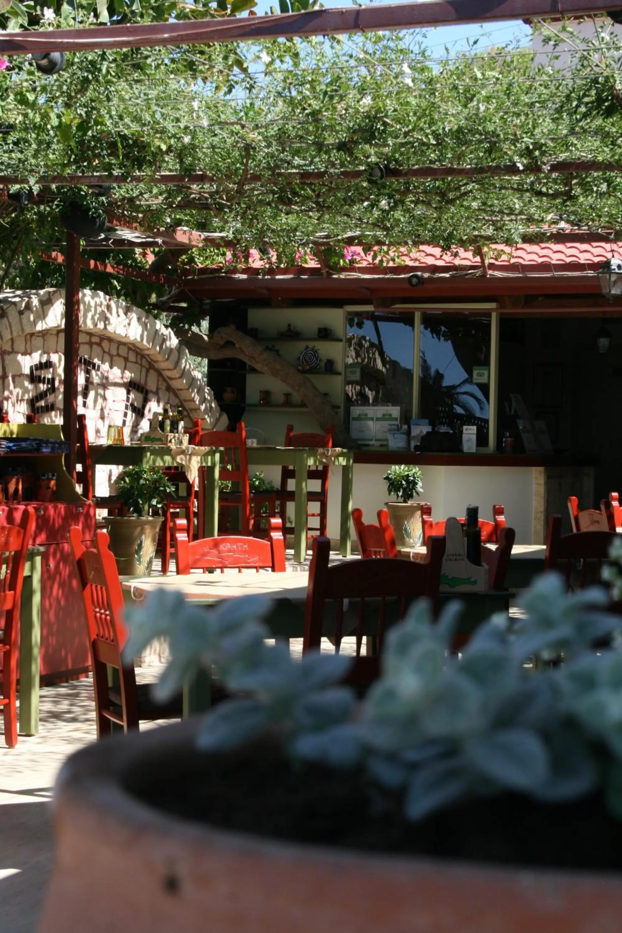 Restaurant/places to eat in Kastro Apartments