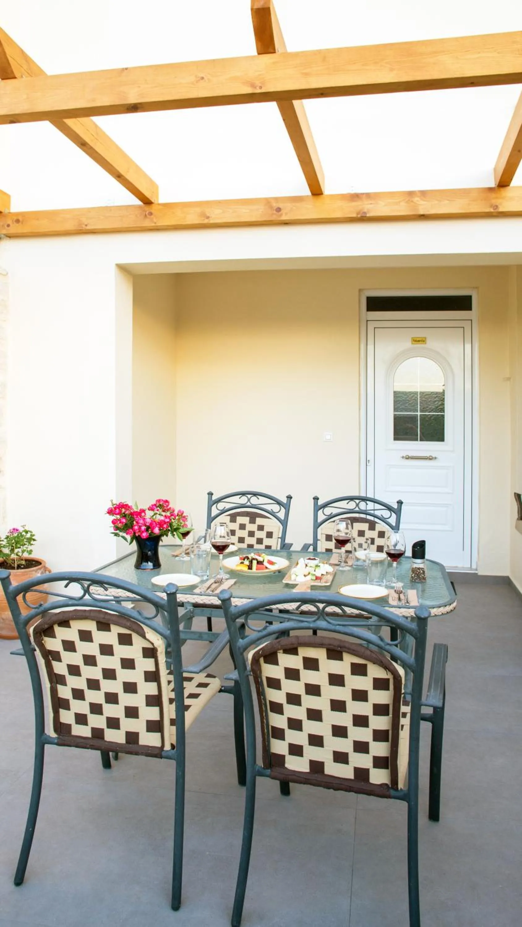 Dining area in Kastro Apartments