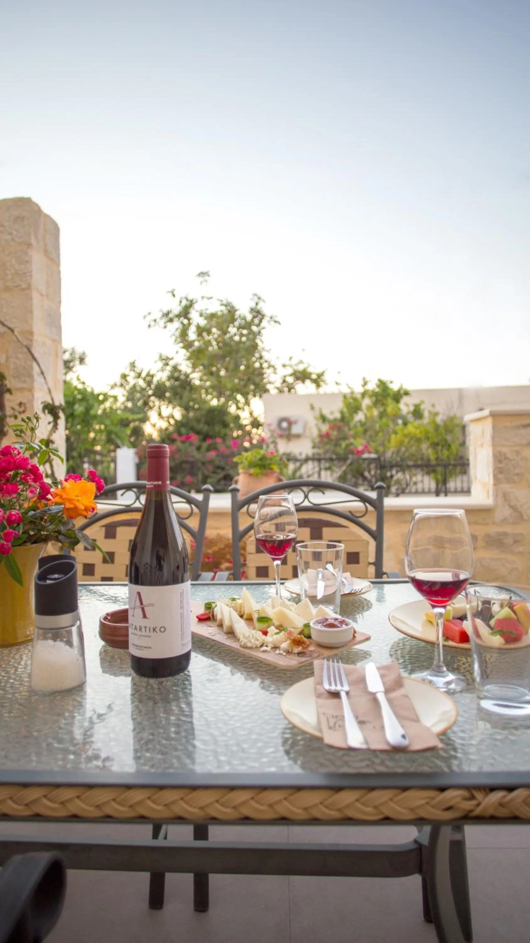 Food and drinks in Kastro Apartments