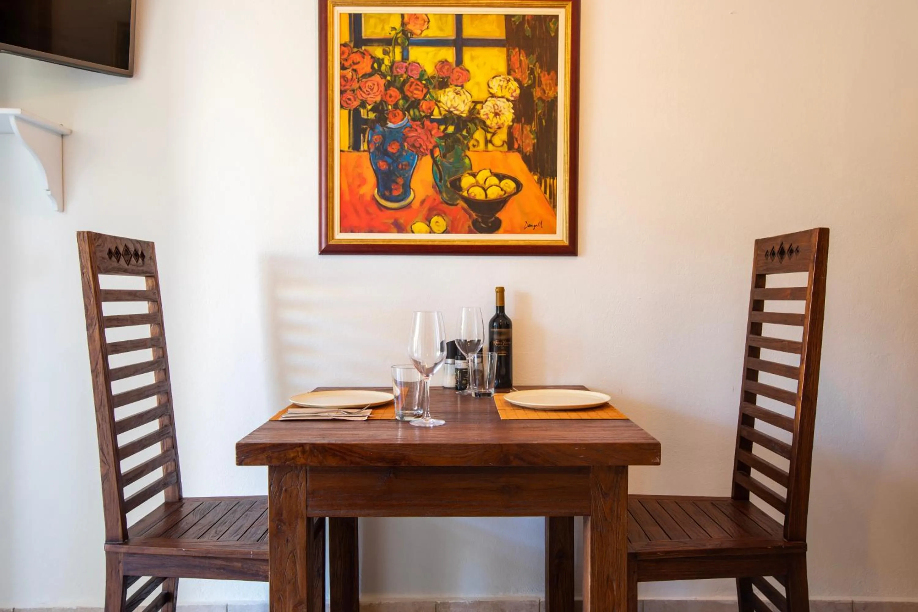 Dining area in Kastro Apartments