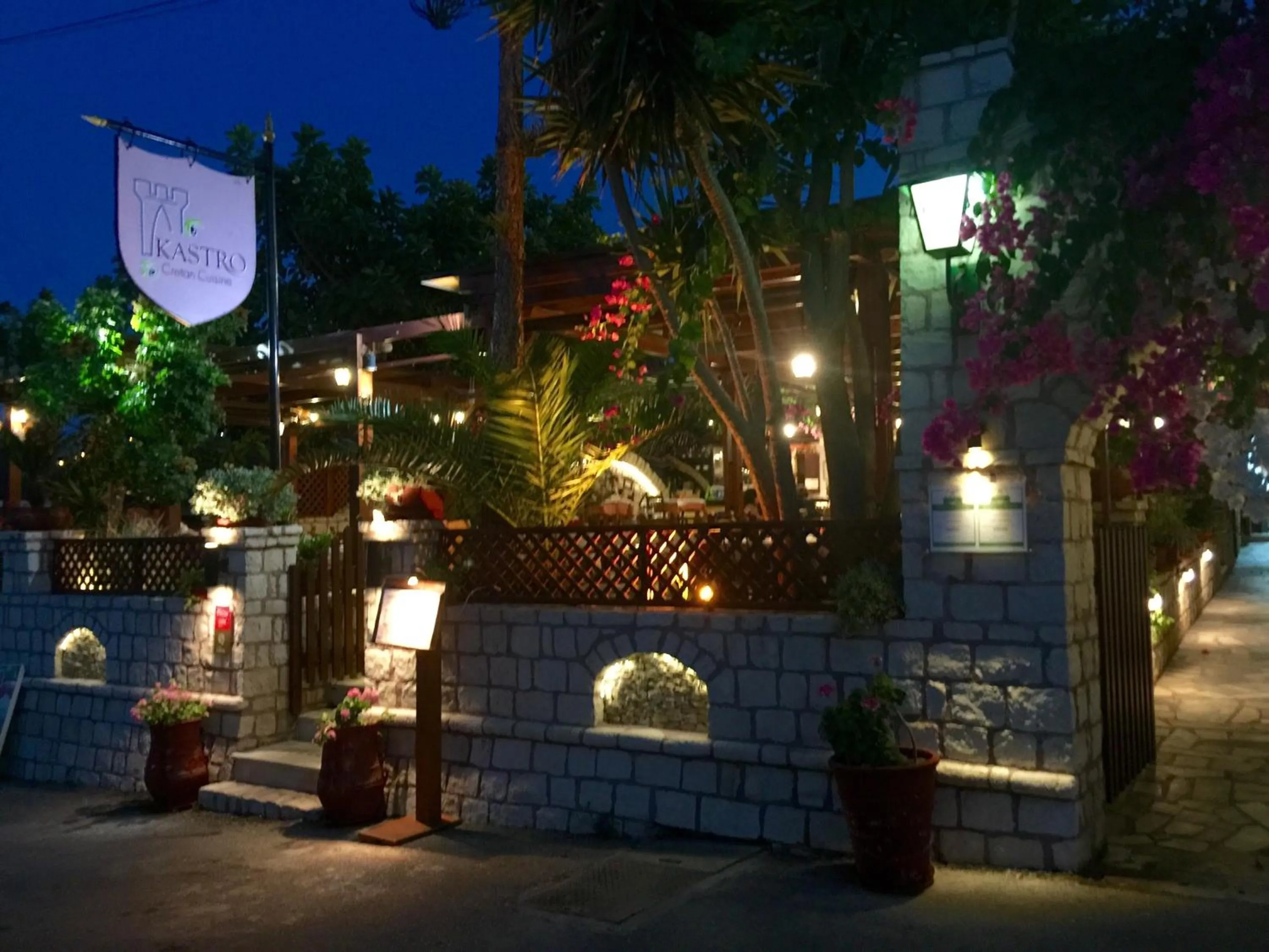 Restaurant/places to eat in Kastro Apartments