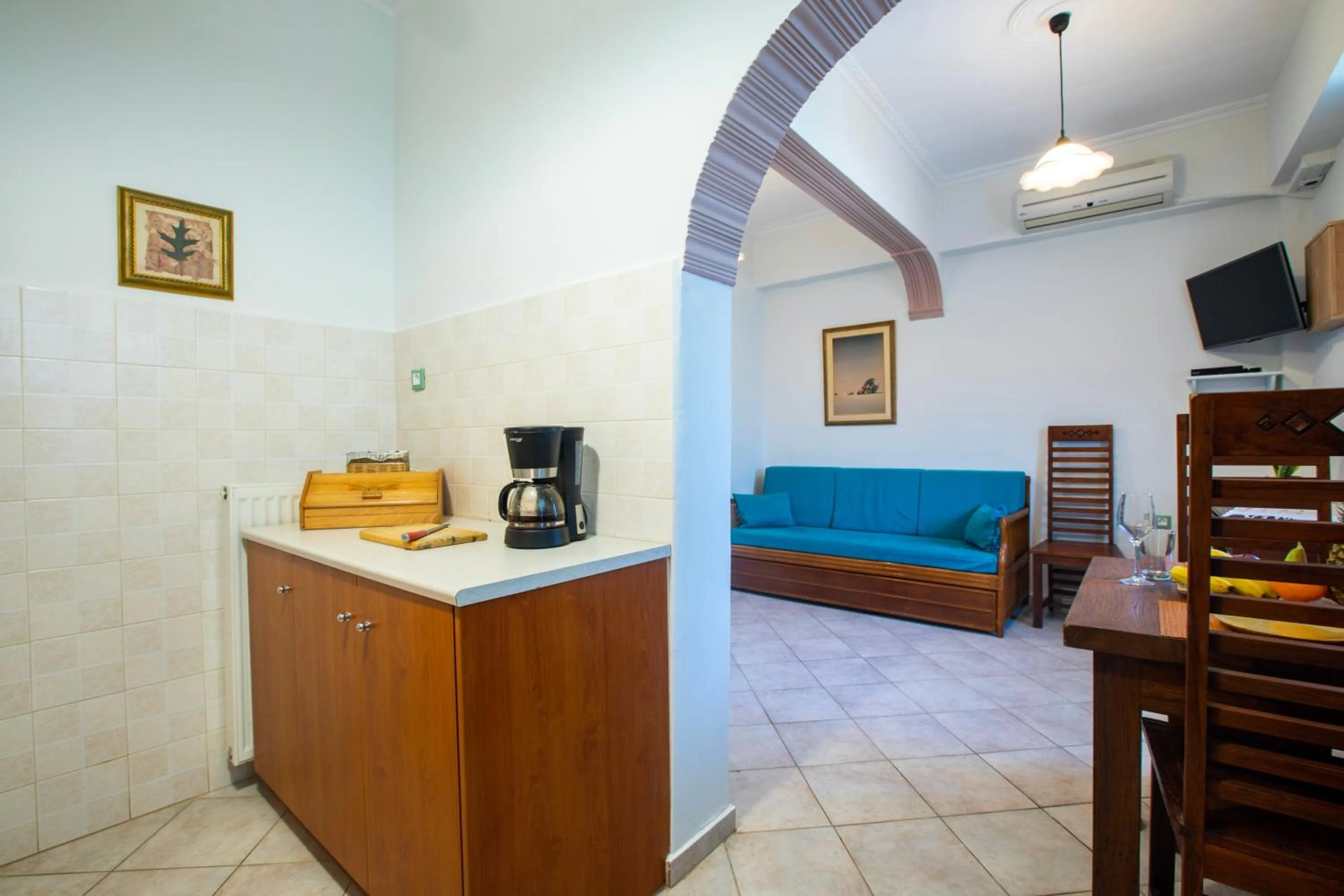 Coffee/tea facilities in Kastro Apartments