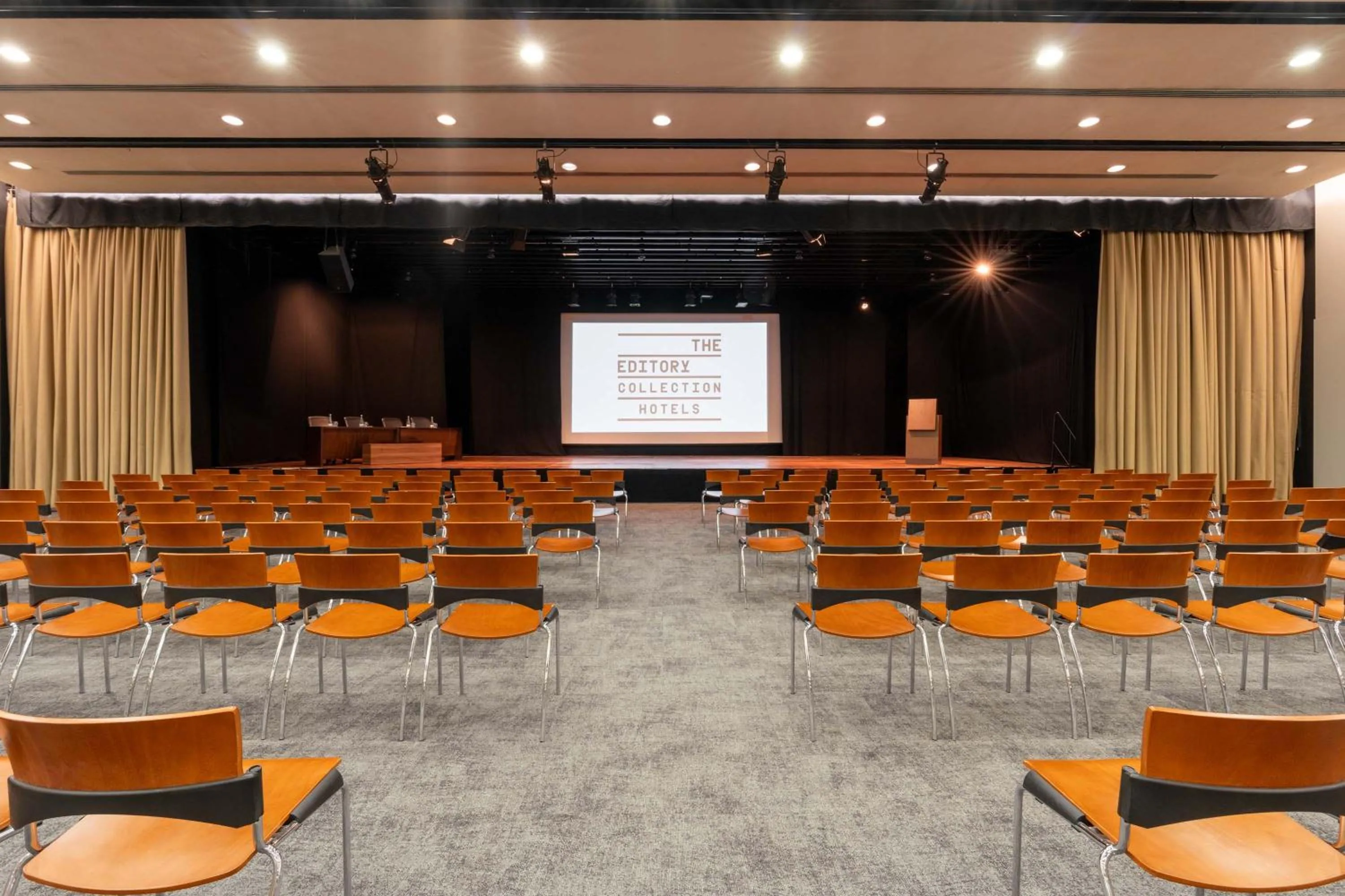 Meeting/conference room in Porto Palácio Hotel by The Editory