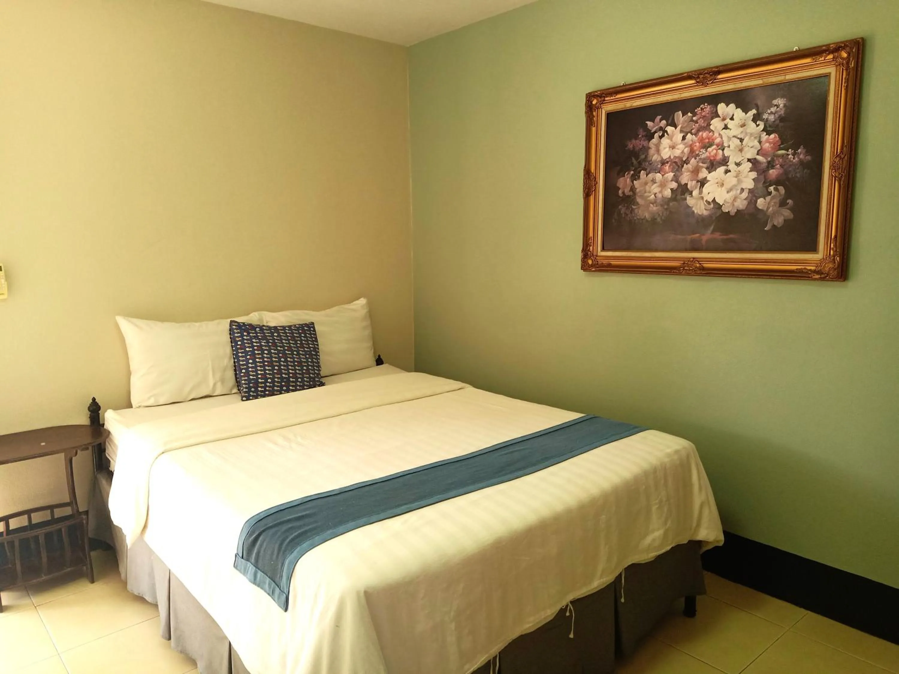 Photo of the whole room, Bed in Baan Nuk Anong