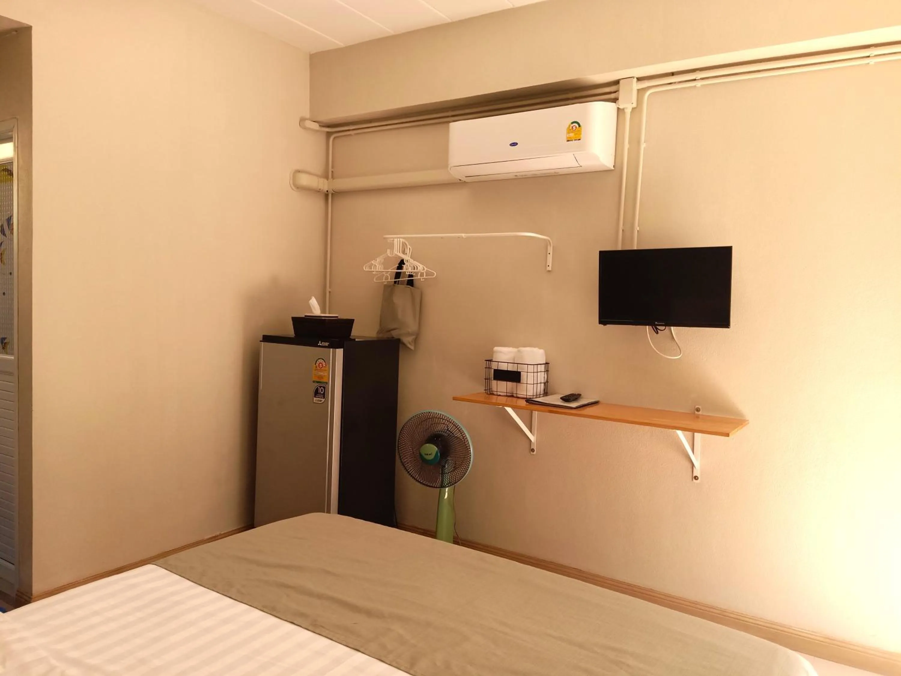 Photo of the whole room, Bed in Baan Nuk Anong