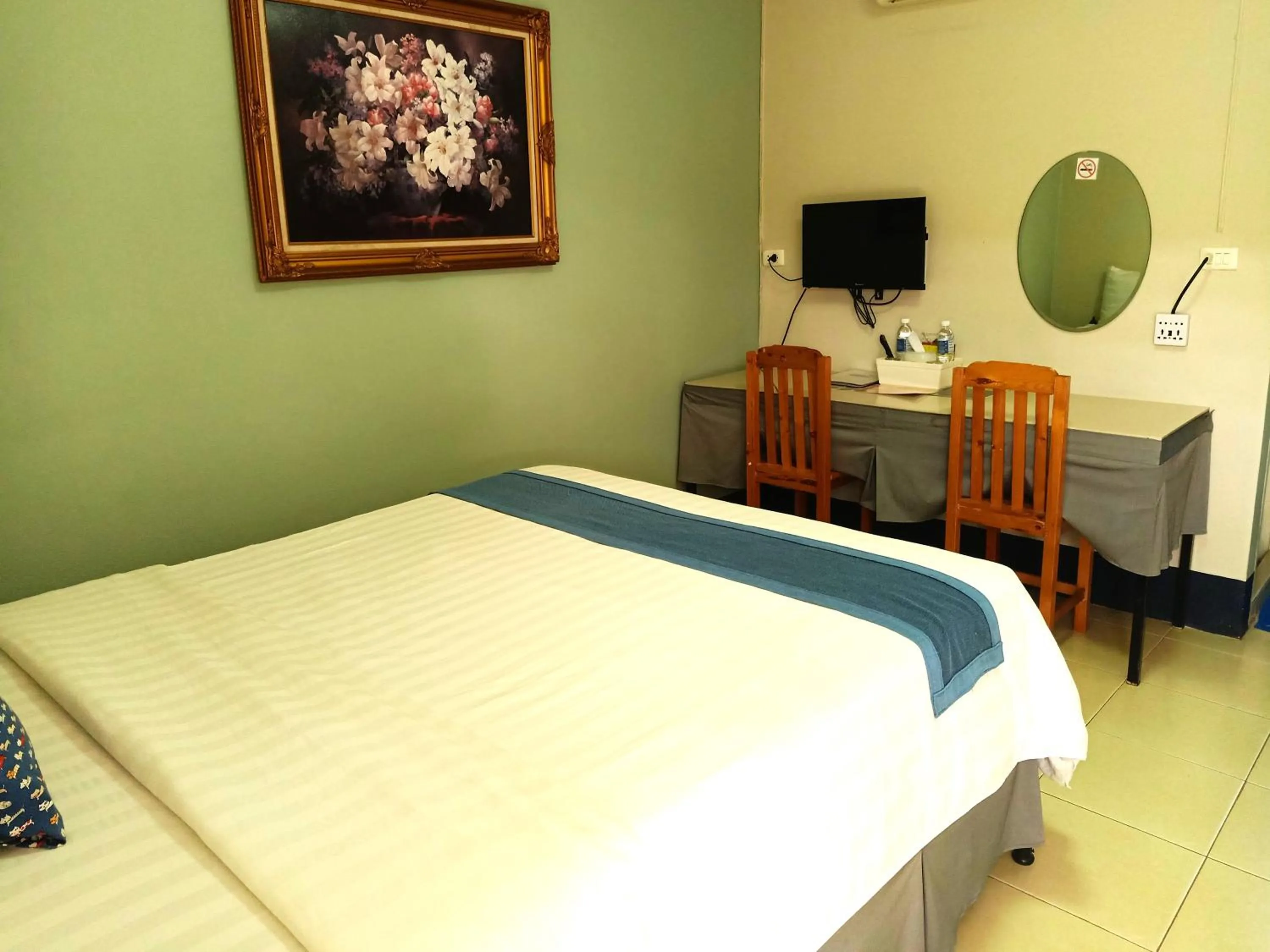 Photo of the whole room, Bed in Baan Nuk Anong