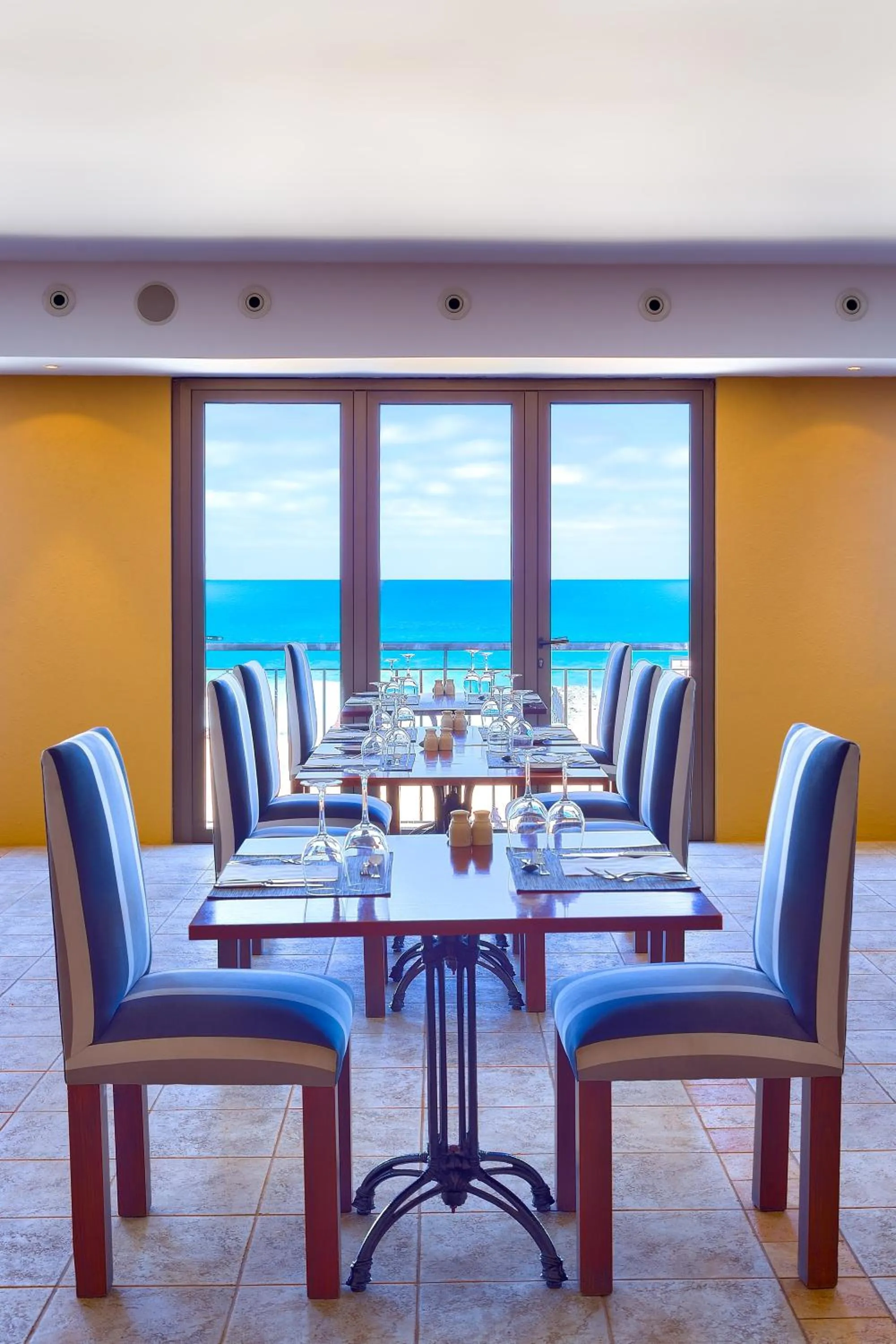 Restaurant/places to eat in Hotel Torre Praia