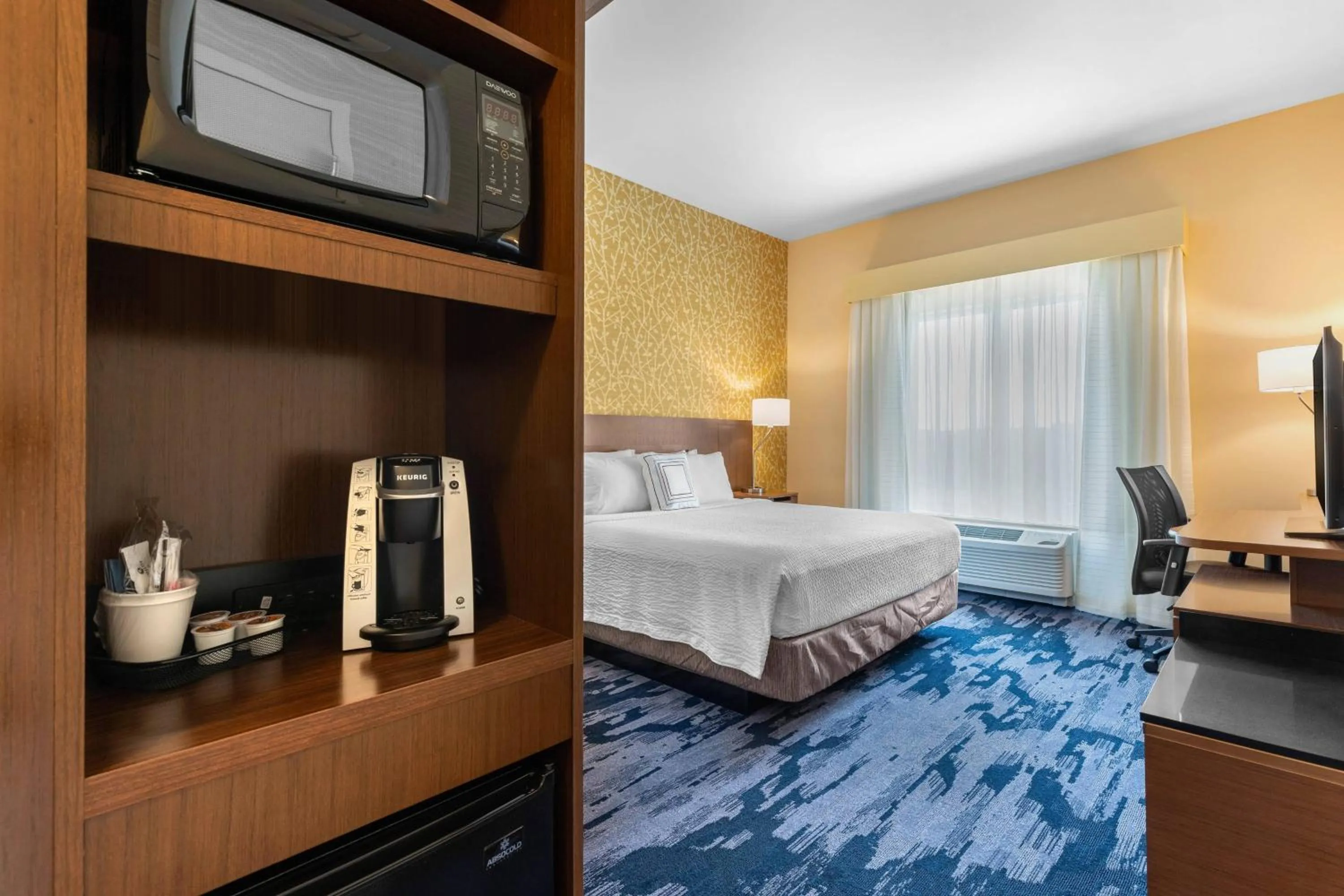 Photo of the whole room, Bed in Fairfield Inn & Suites by Marriott Mebane