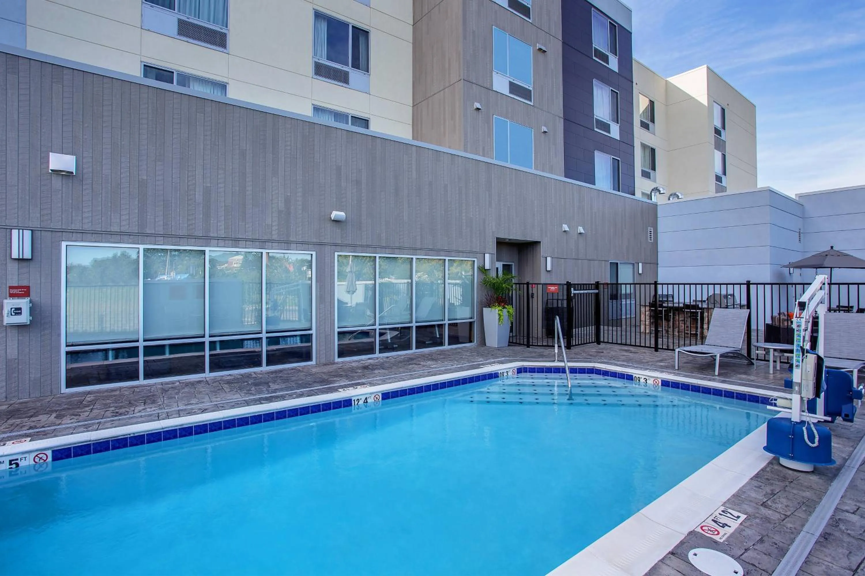 Swimming pool in TownePlace Suites by Marriott Knoxville Oak Ridge