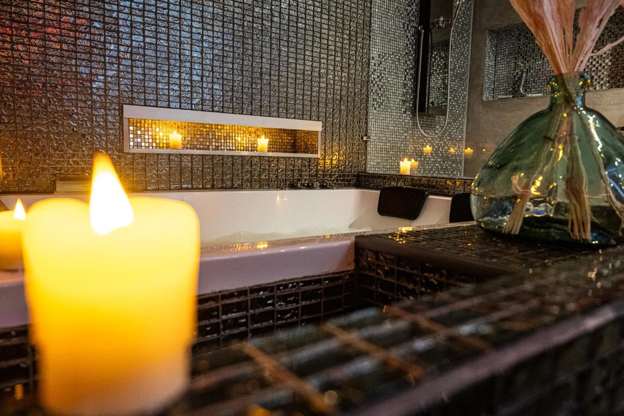 Hot Tub in Suite Romantique