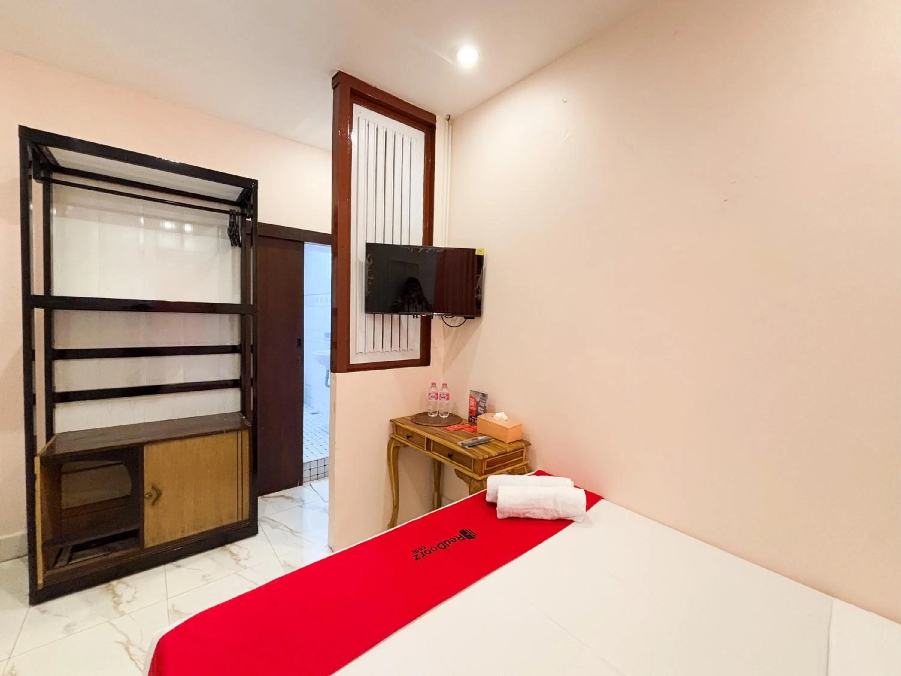 Bedroom, Bed in RedDoorz Plus near Brawijaya Museum