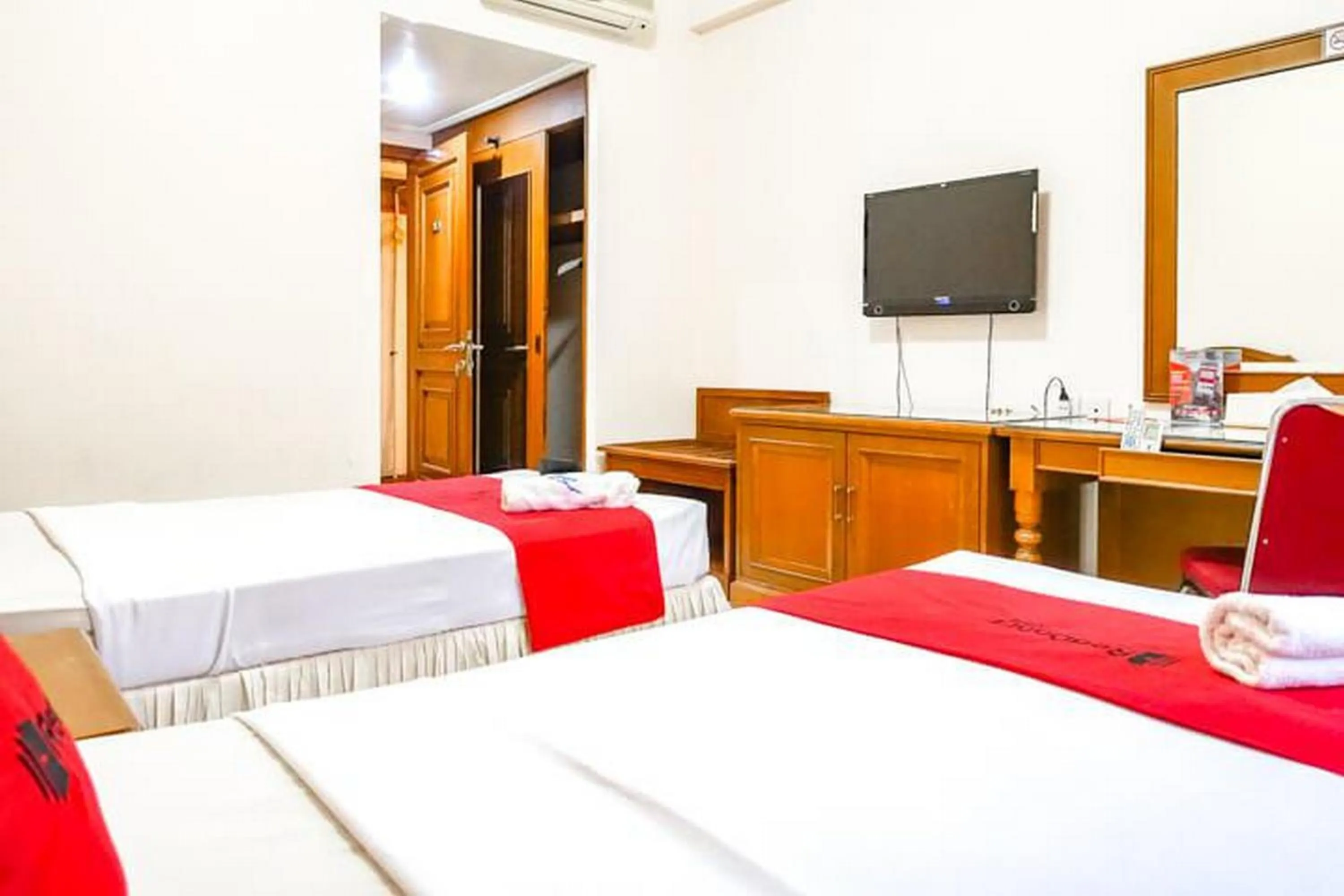 Bedroom, Bed in RedDoorz Plus near Brawijaya Museum