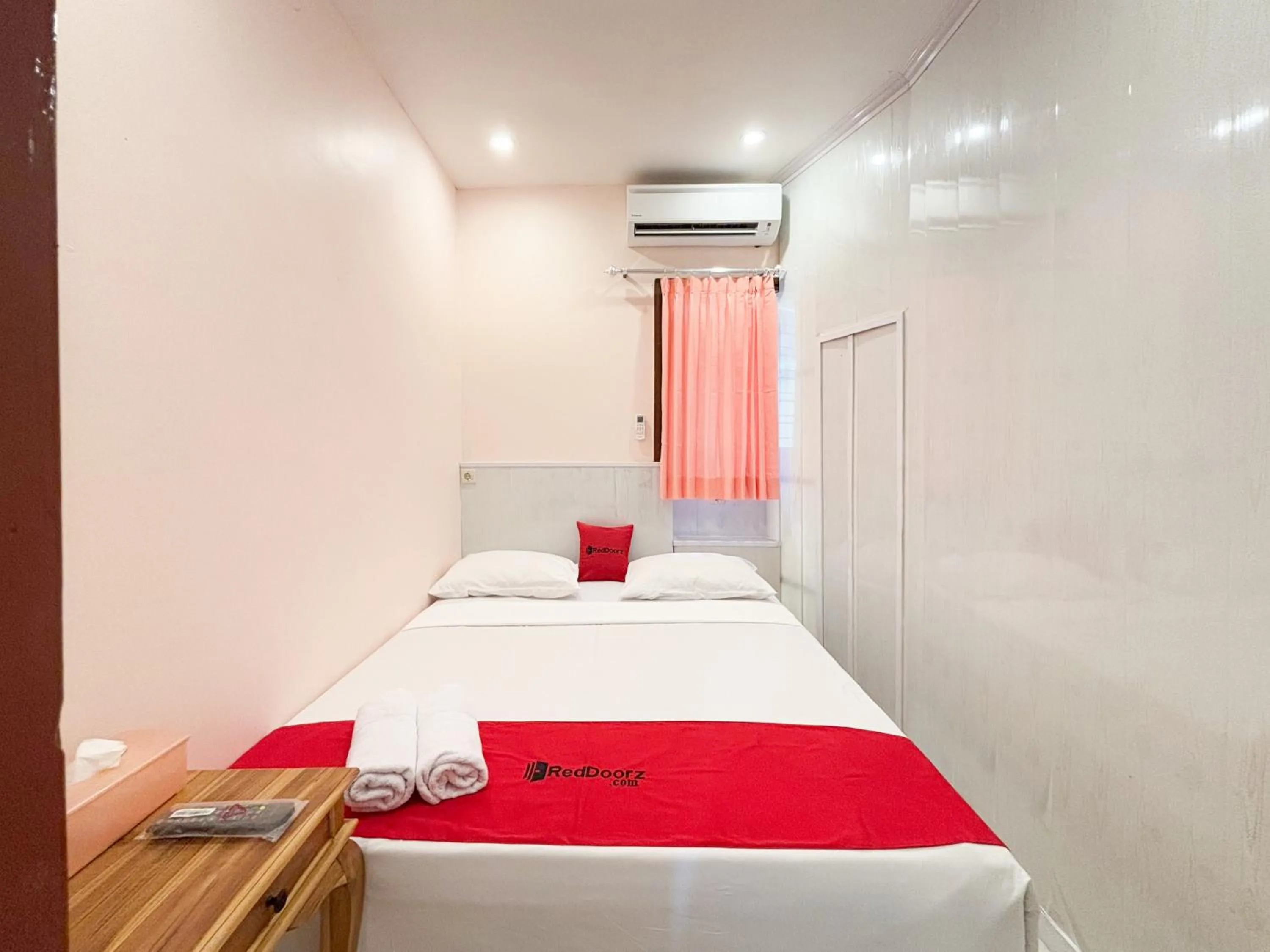 Bedroom, Bed in RedDoorz Plus near Brawijaya Museum