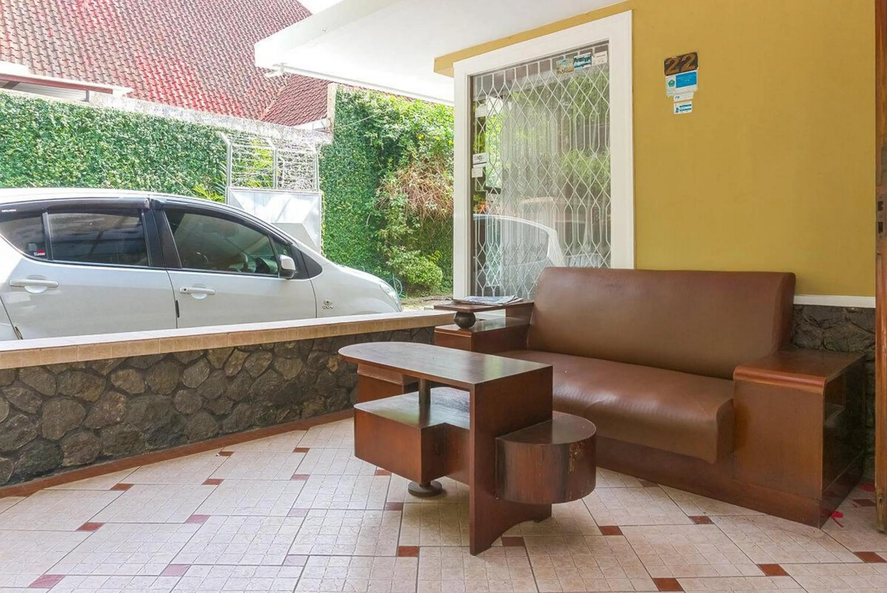 Seating area in RedDoorz Plus near Brawijaya Museum