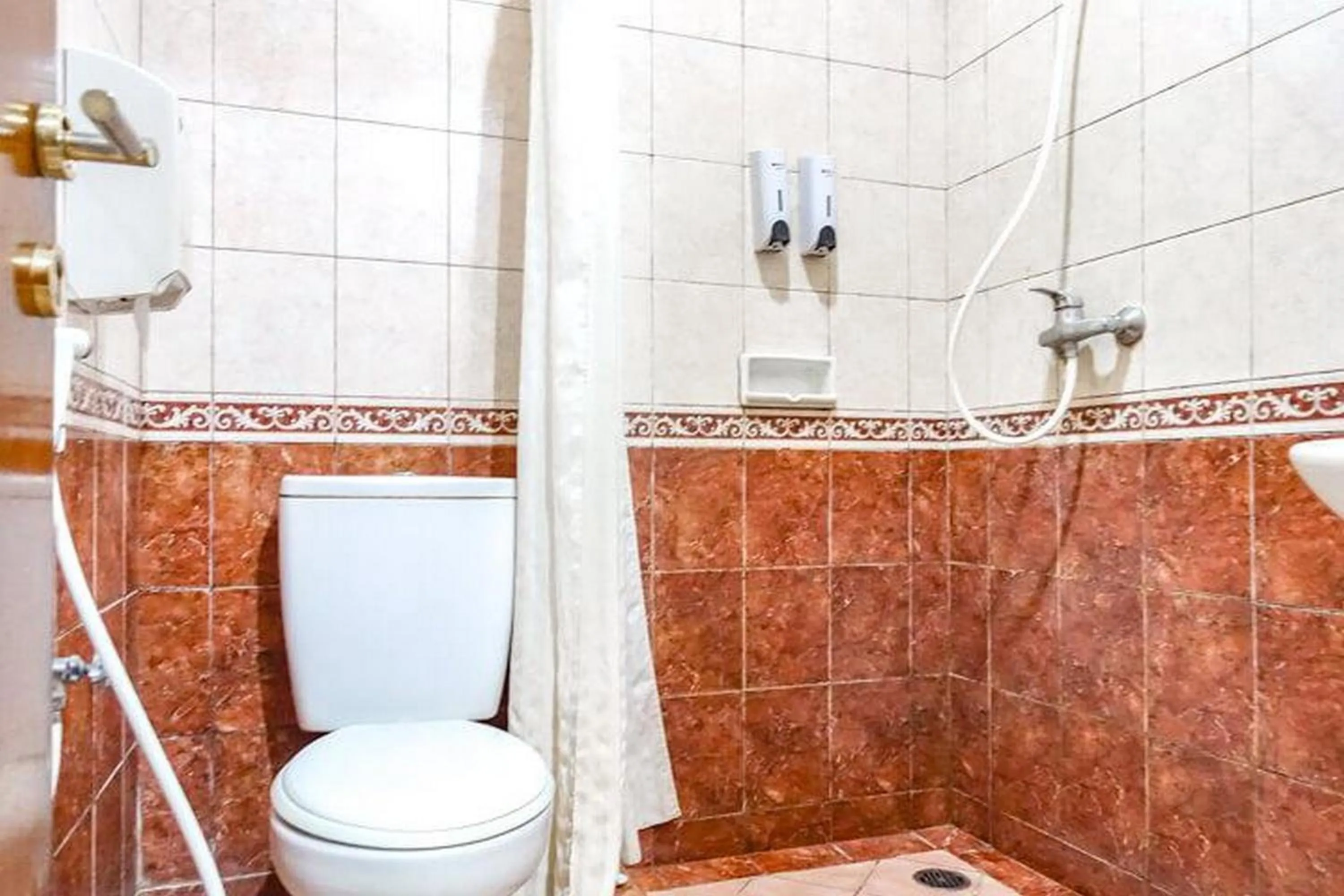 Bathroom in RedDoorz Plus near Brawijaya Museum