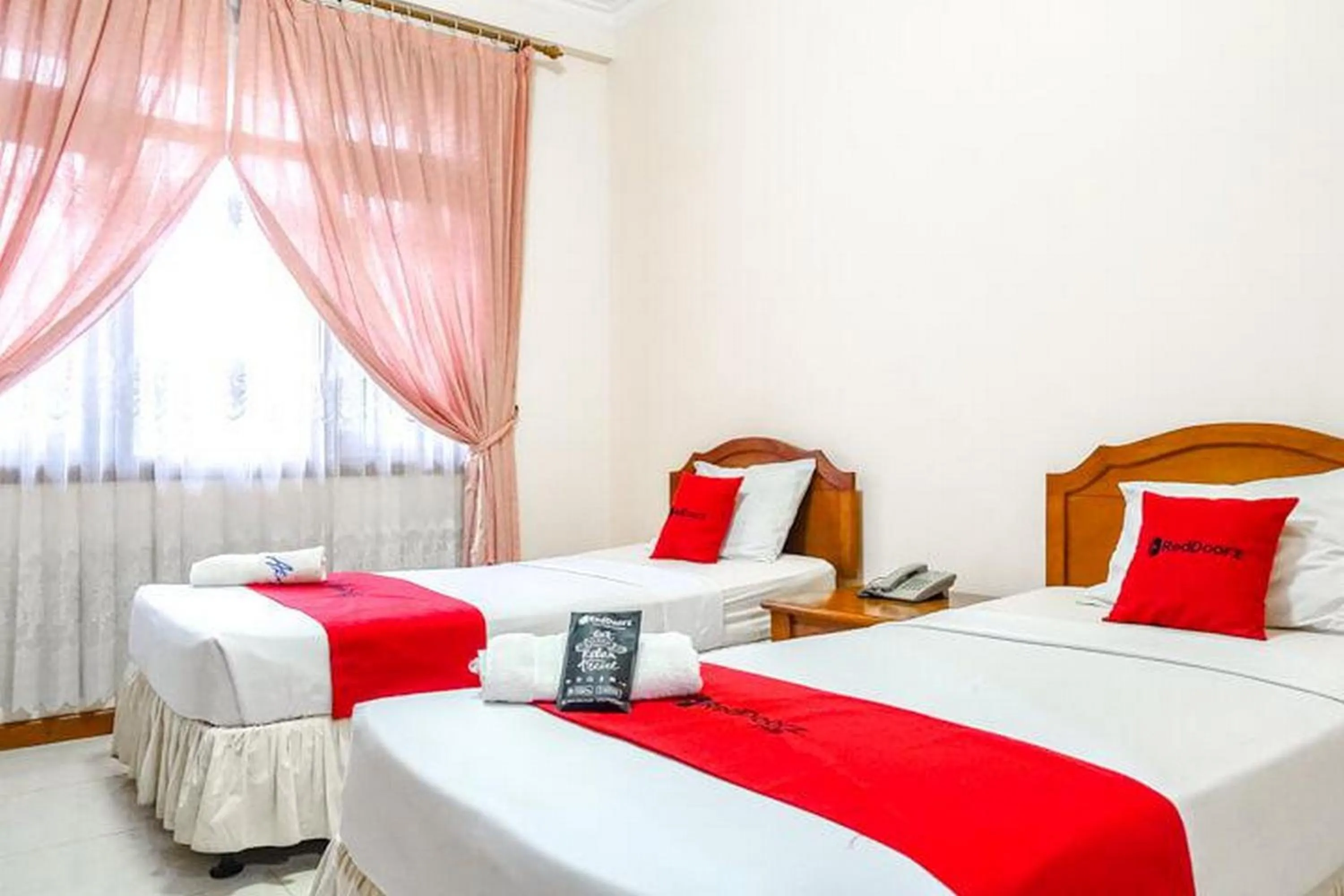 Bedroom, Bed in RedDoorz Plus near Brawijaya Museum