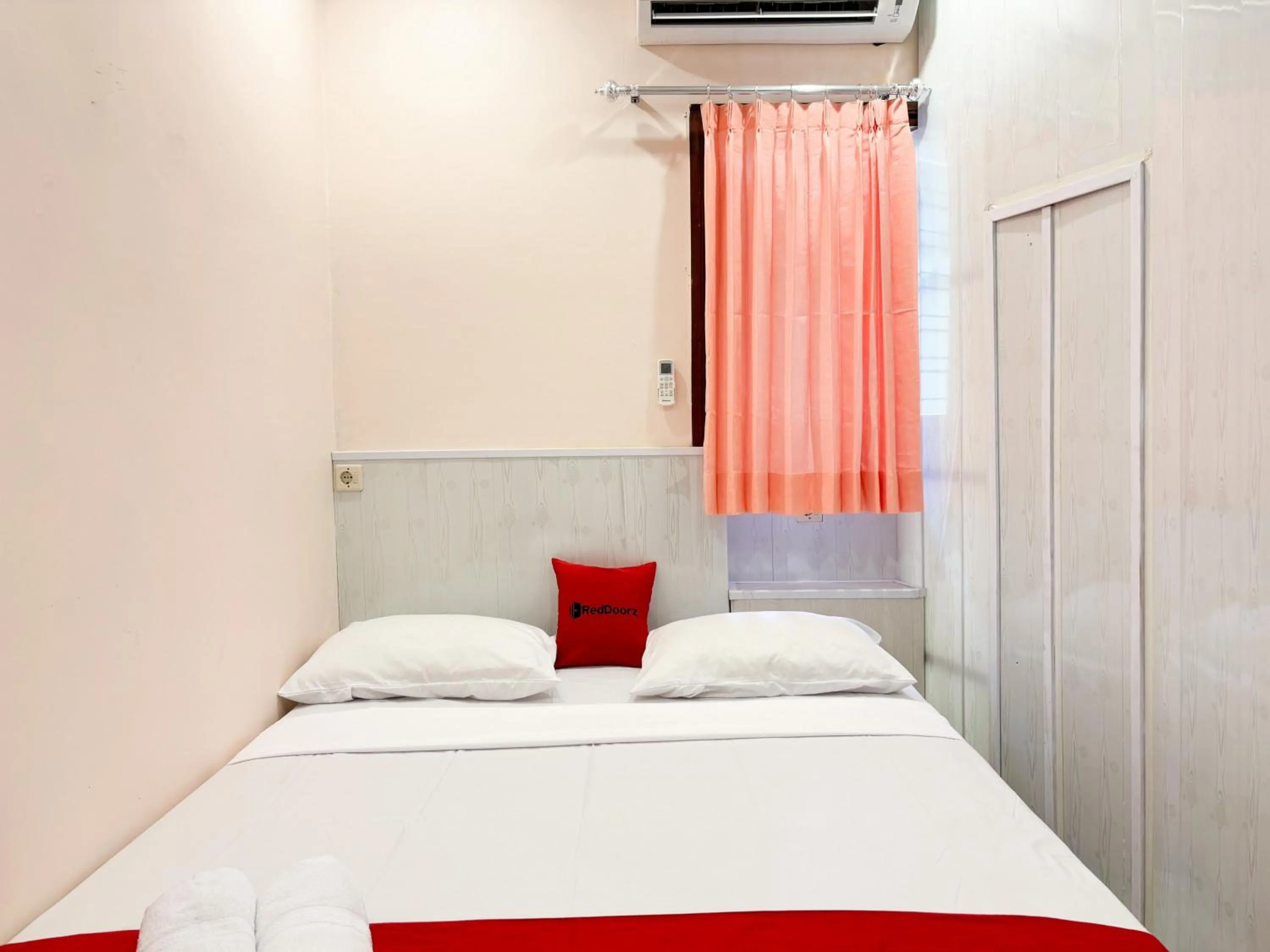 Bedroom, Bed in RedDoorz Plus near Brawijaya Museum