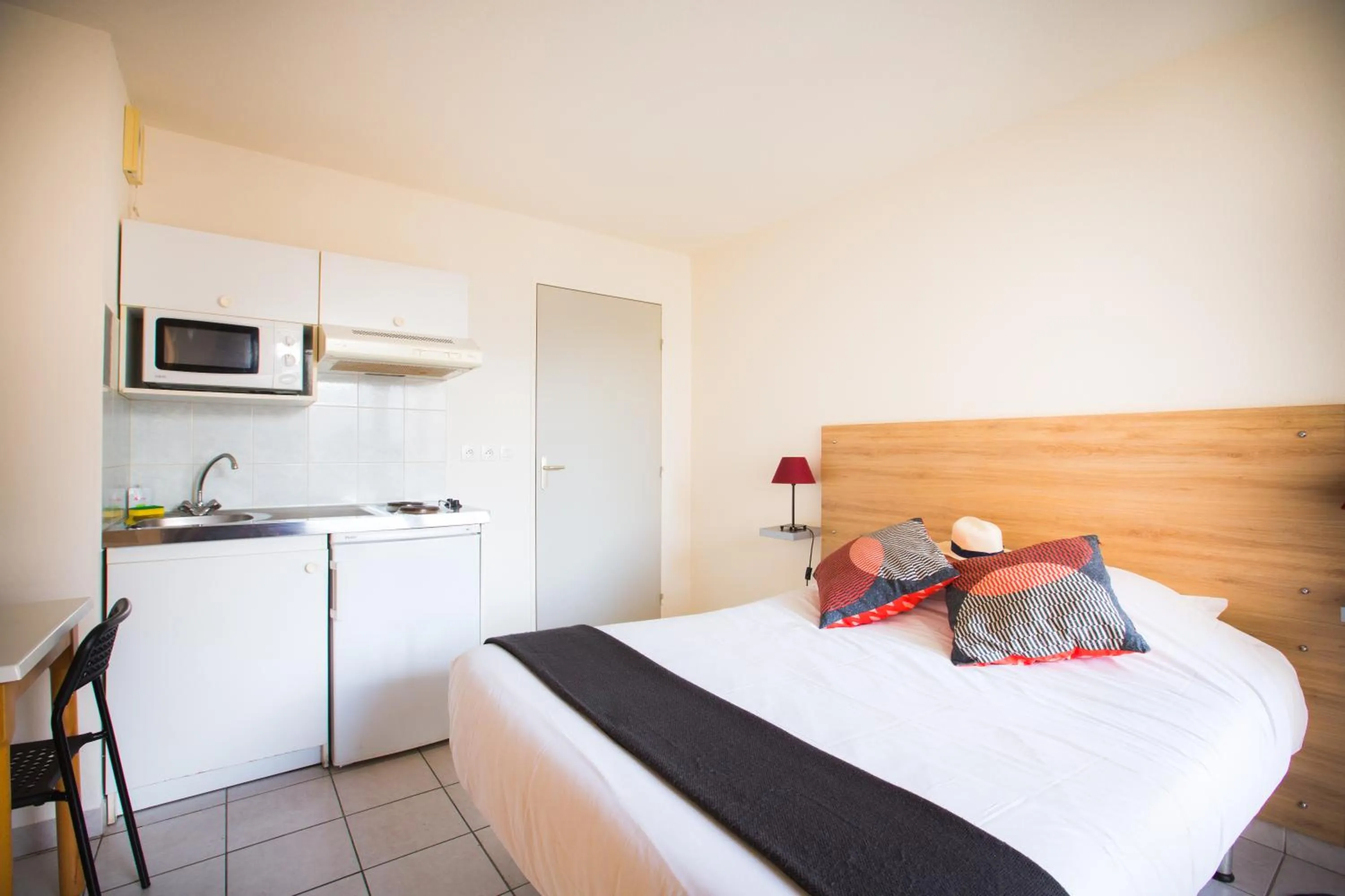 Kitchen or kitchenette, Bed in City Résidence Avignon