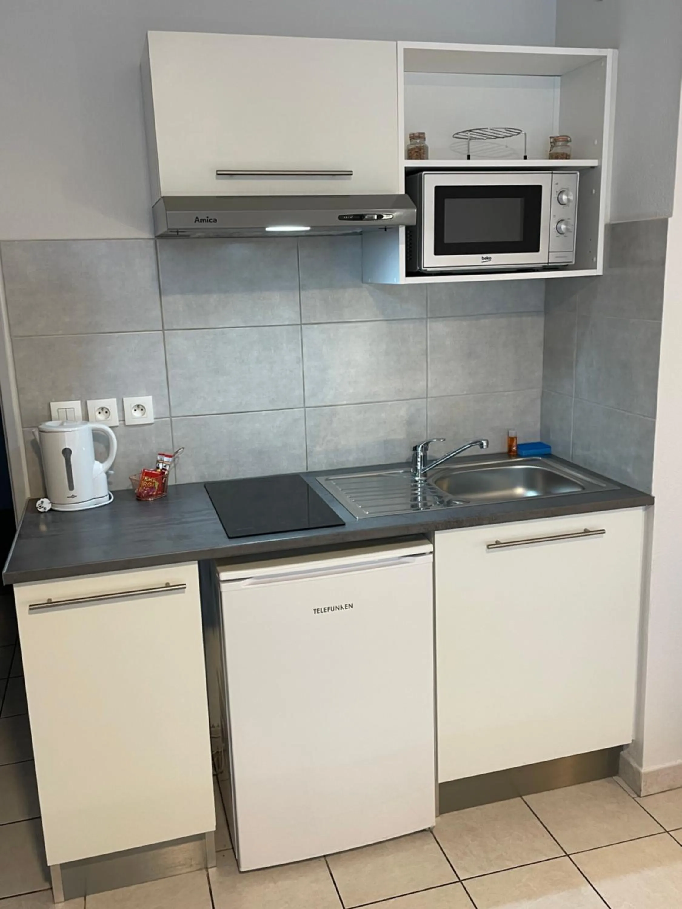 Kitchen or kitchenette in City Résidence Avignon