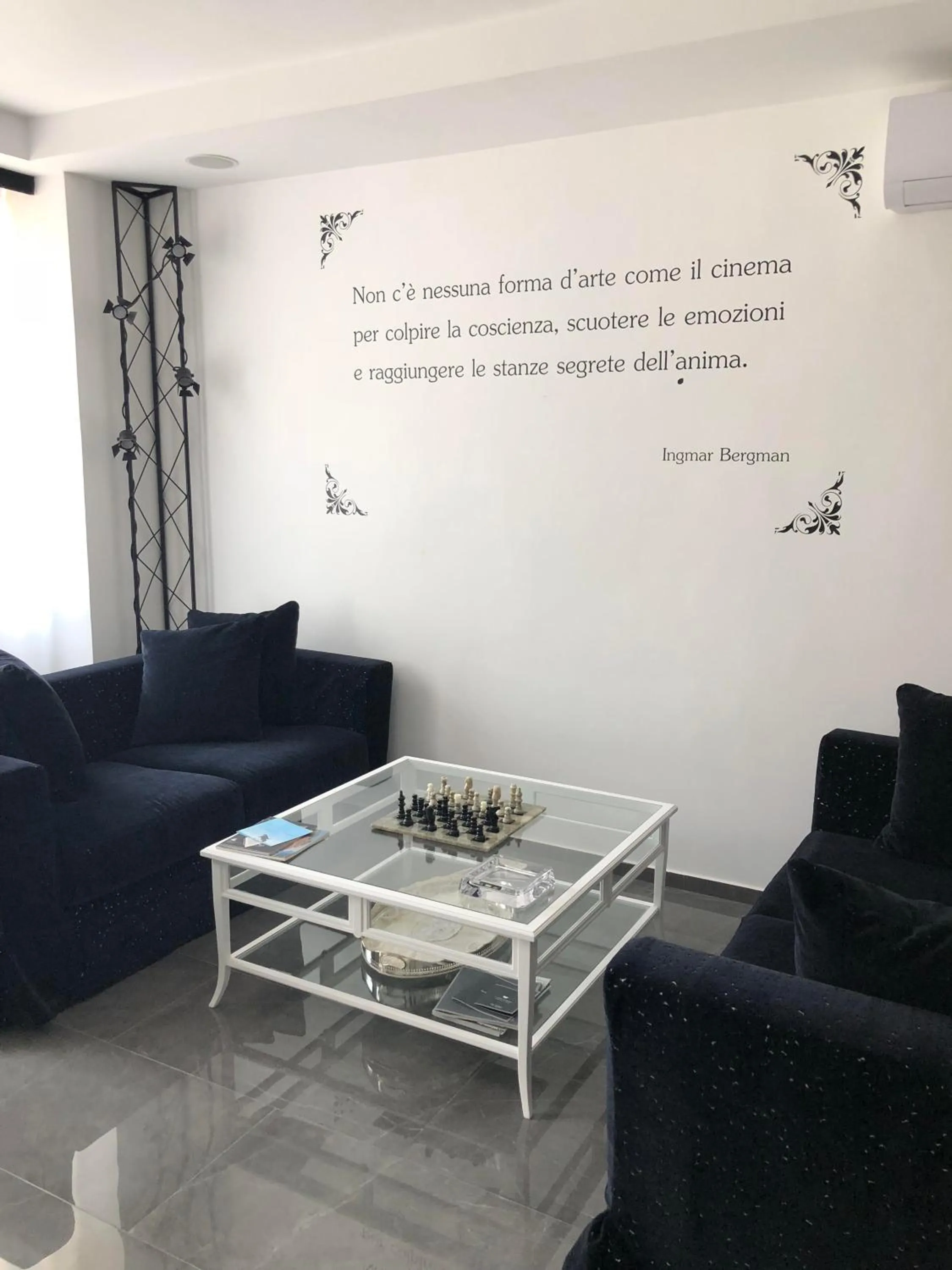 Communal lounge/ TV room in Hotel CineApollo - Ogni camera un film!