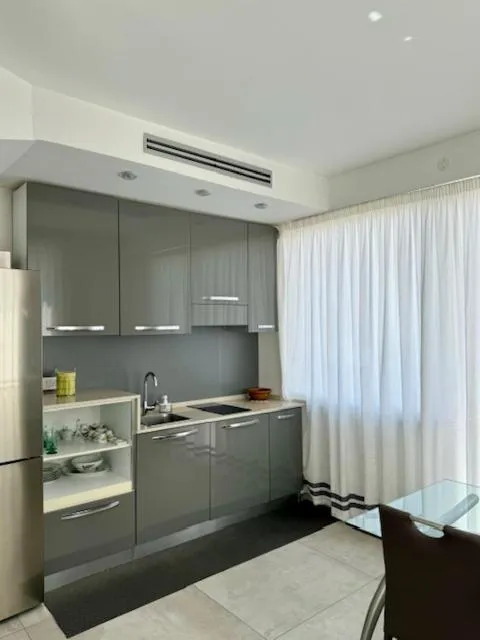 Kitchen or kitchenette in Hotel CineApollo - Ogni camera un film!