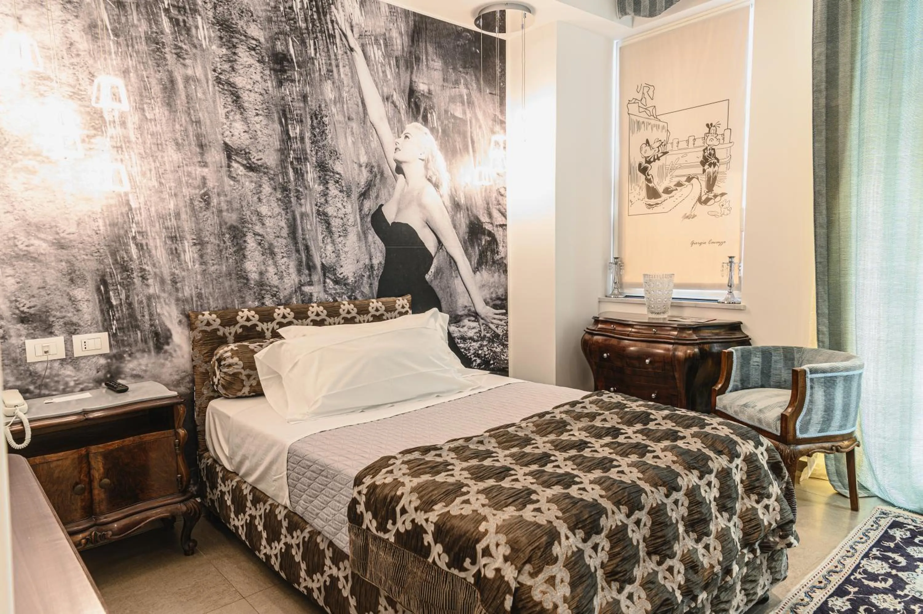 Bedroom, Bed in Hotel CineApollo - Ogni camera un film!