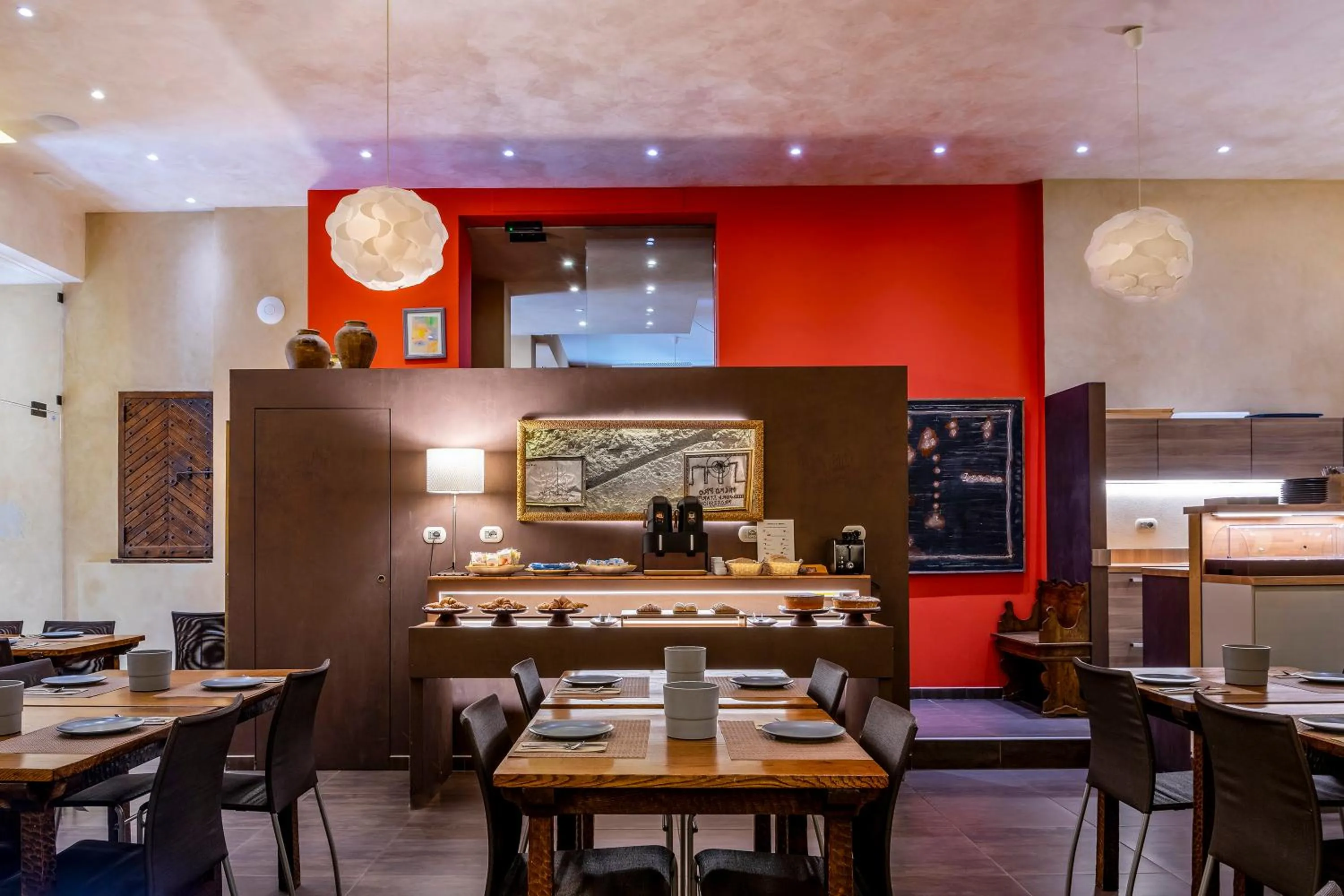 Communal lounge/ TV room in La Grotta Hotel