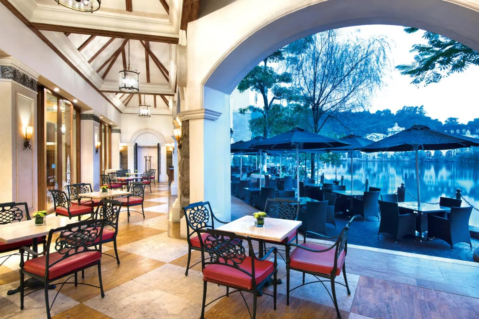 Restaurant/Places to Eat in The Interlaken OCT Hotel