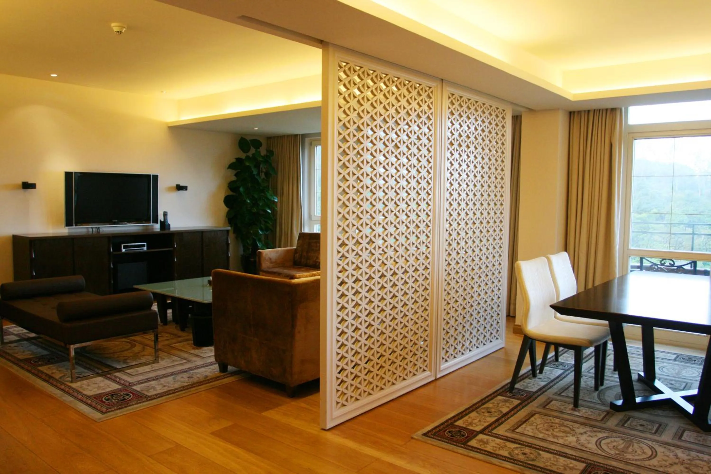 TV and multimedia, Dining Area in The Interlaken OCT Hotel