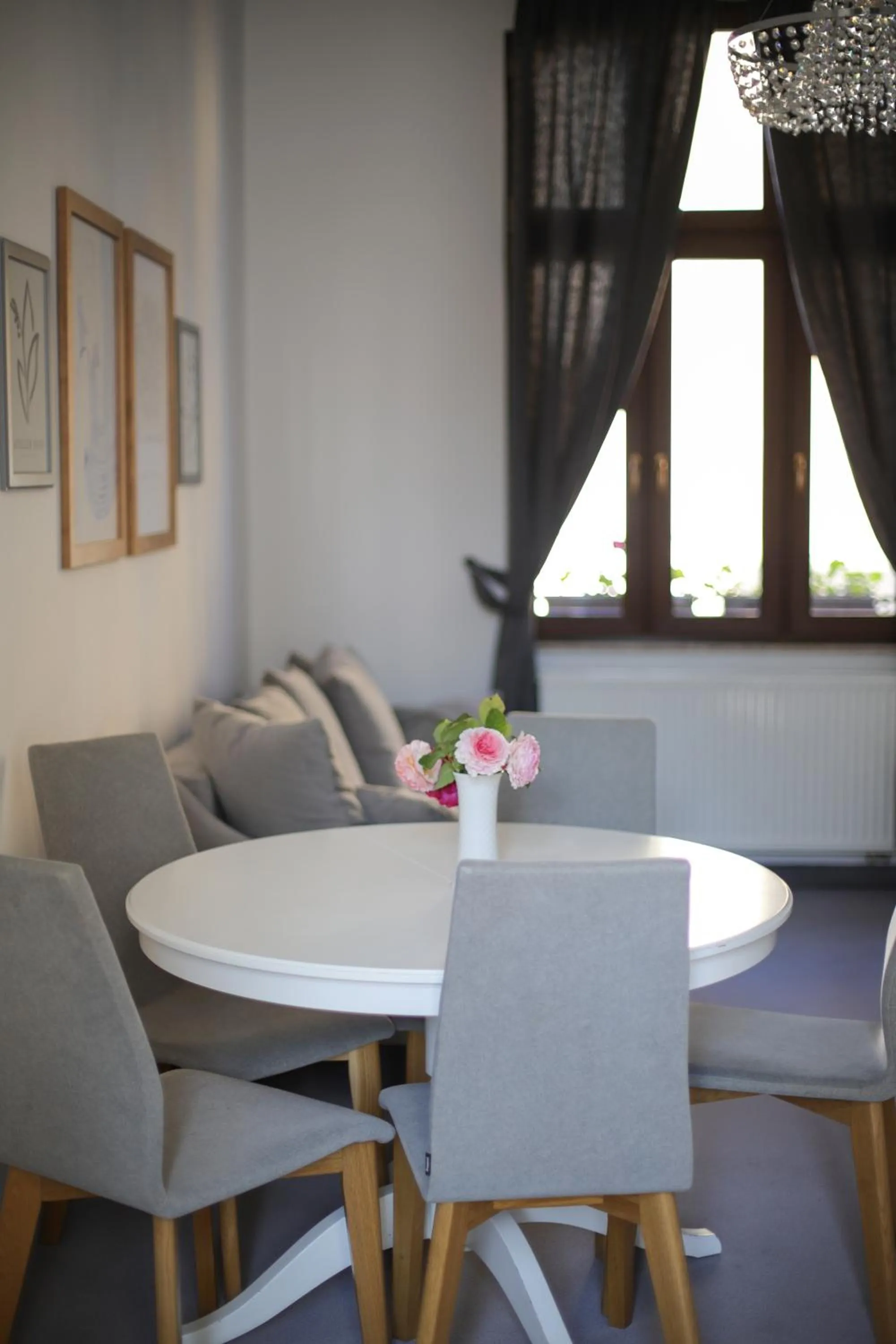 Photo of the whole room in Willa Puck