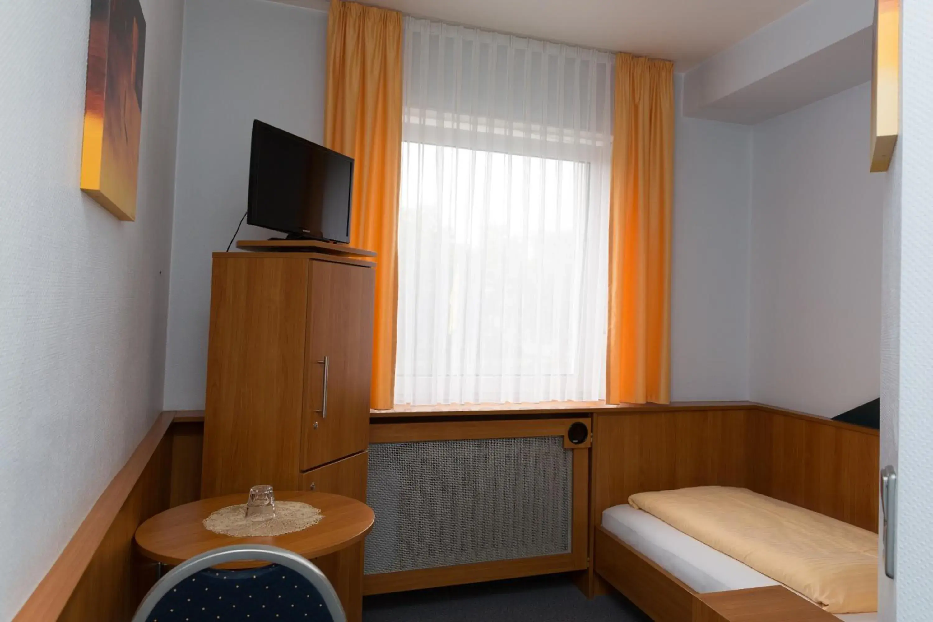 Standard Einzelzimmer mit Dusche und Gemeinschafts-WC - single occupancy in SVG Hotel Diversi Standard Einzelzimmer mit Dusche und Gemeinschafts-WC - single occupancy in SVG Hotel Diversi