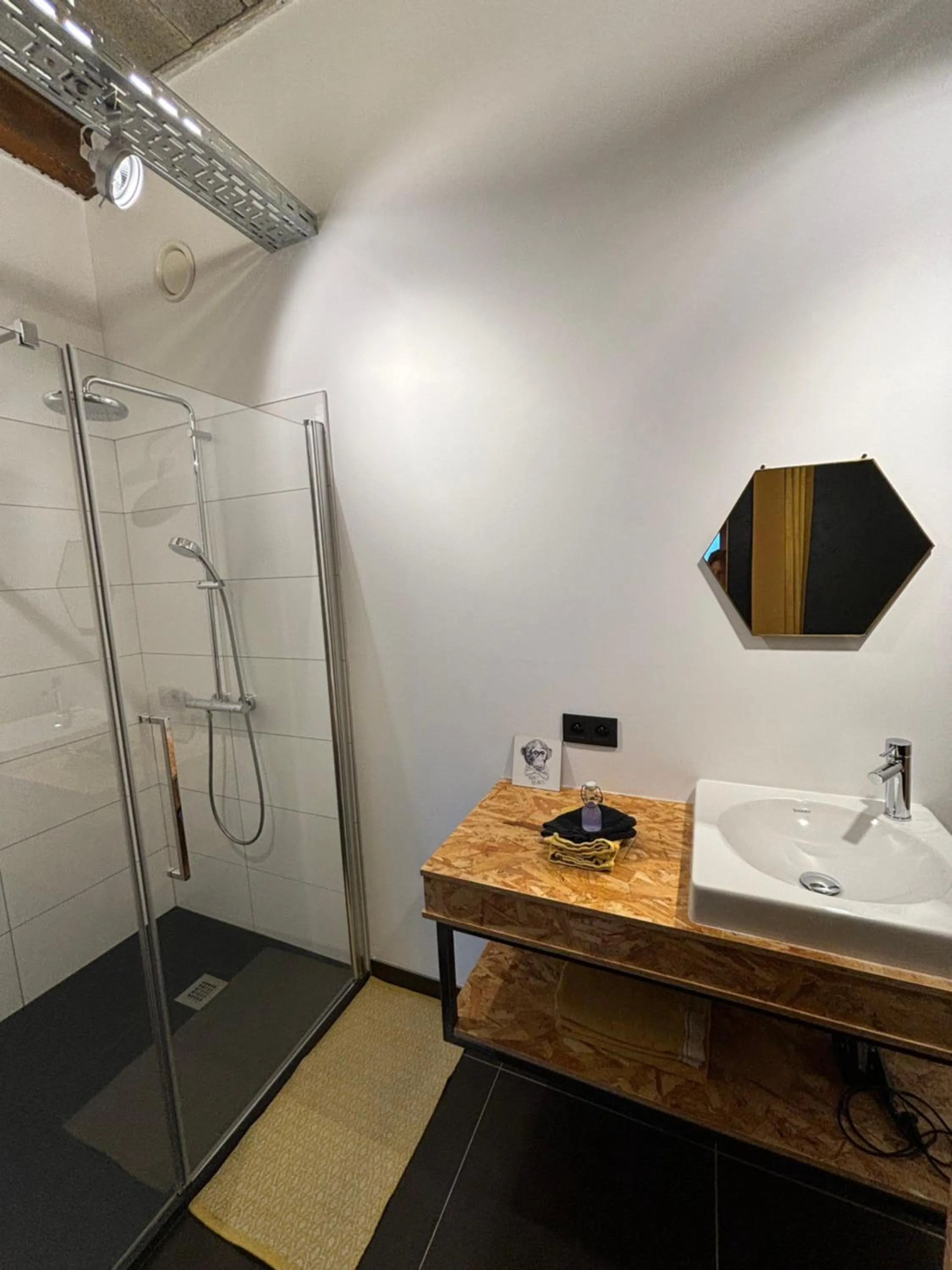 Shower in La Maraudeuse