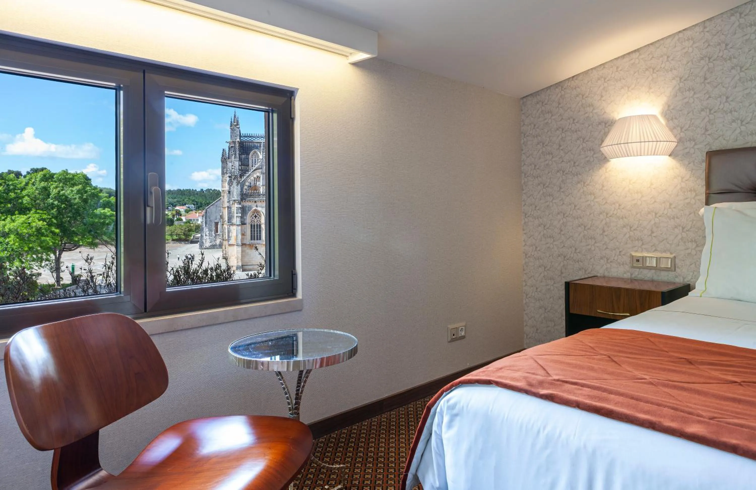 Landmark view, Bed in Hotel Lis Batalha