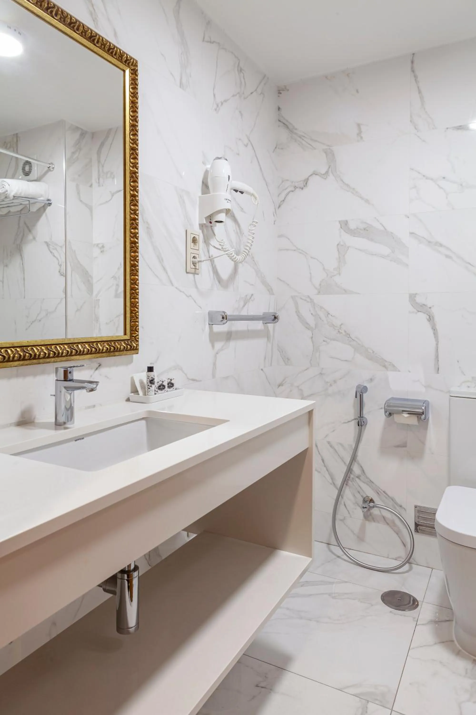 Bathroom in Hotel Lis Batalha