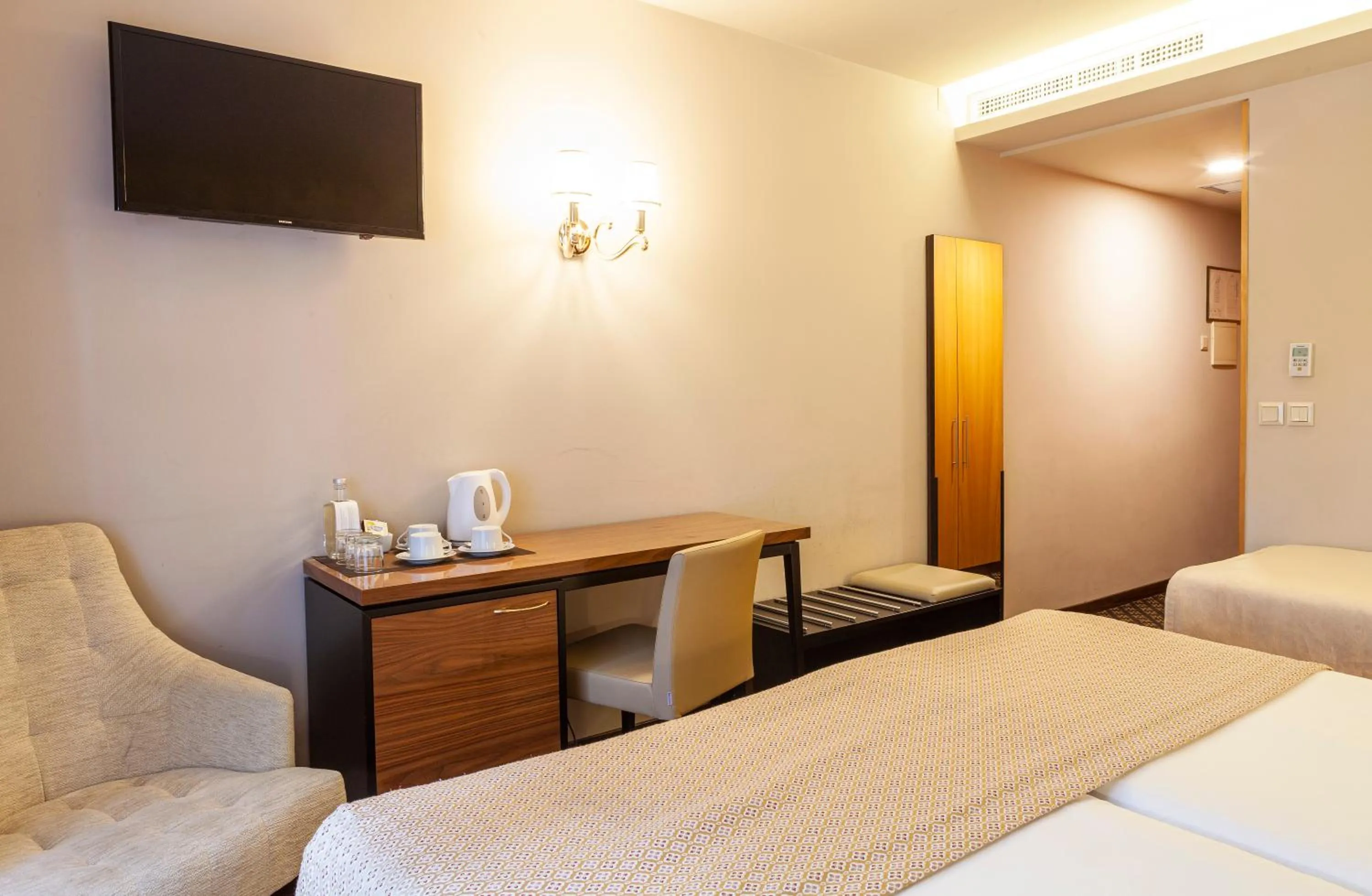 TV and multimedia, Bed in Hotel Lis Batalha