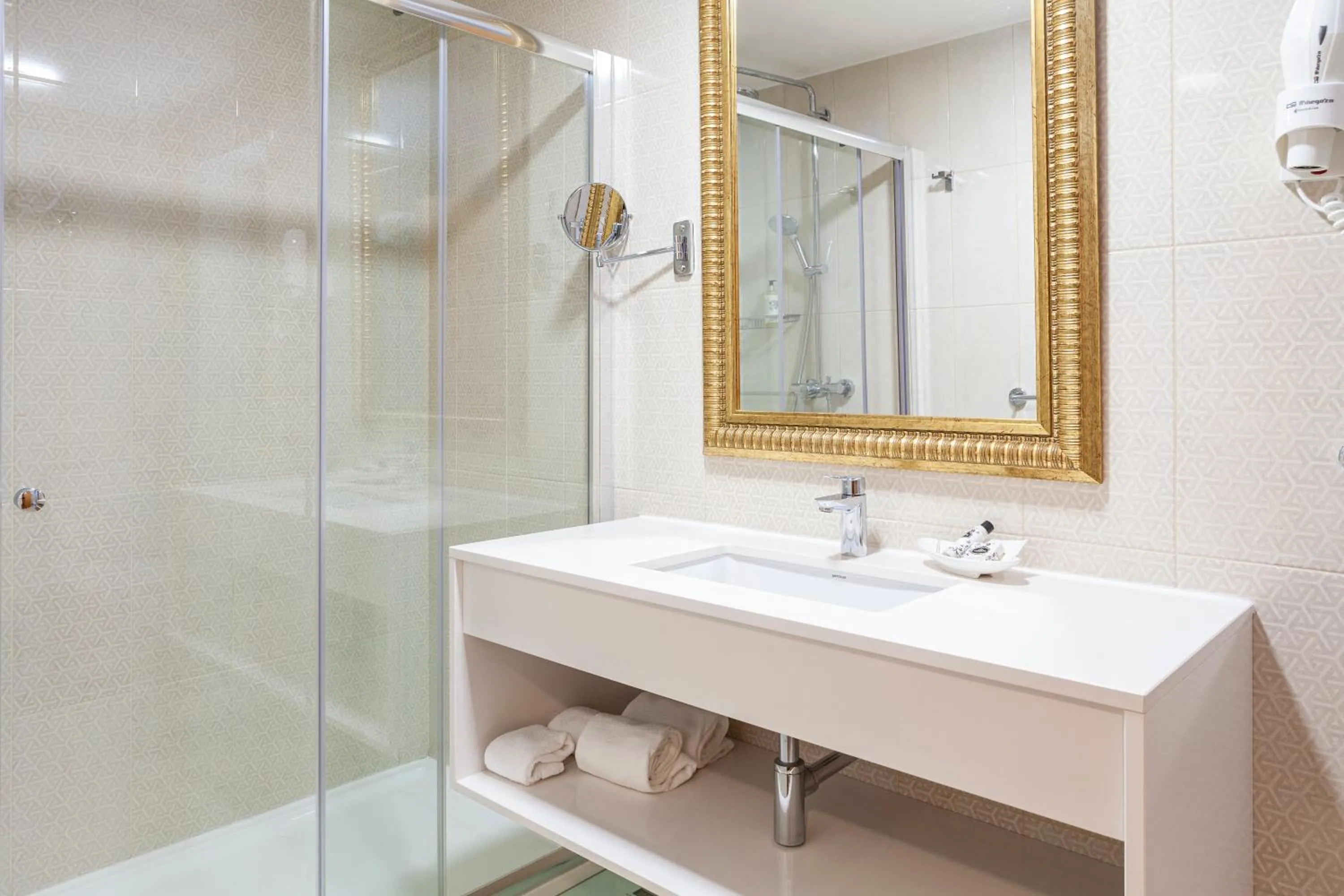 Bathroom in Hotel Lis Batalha