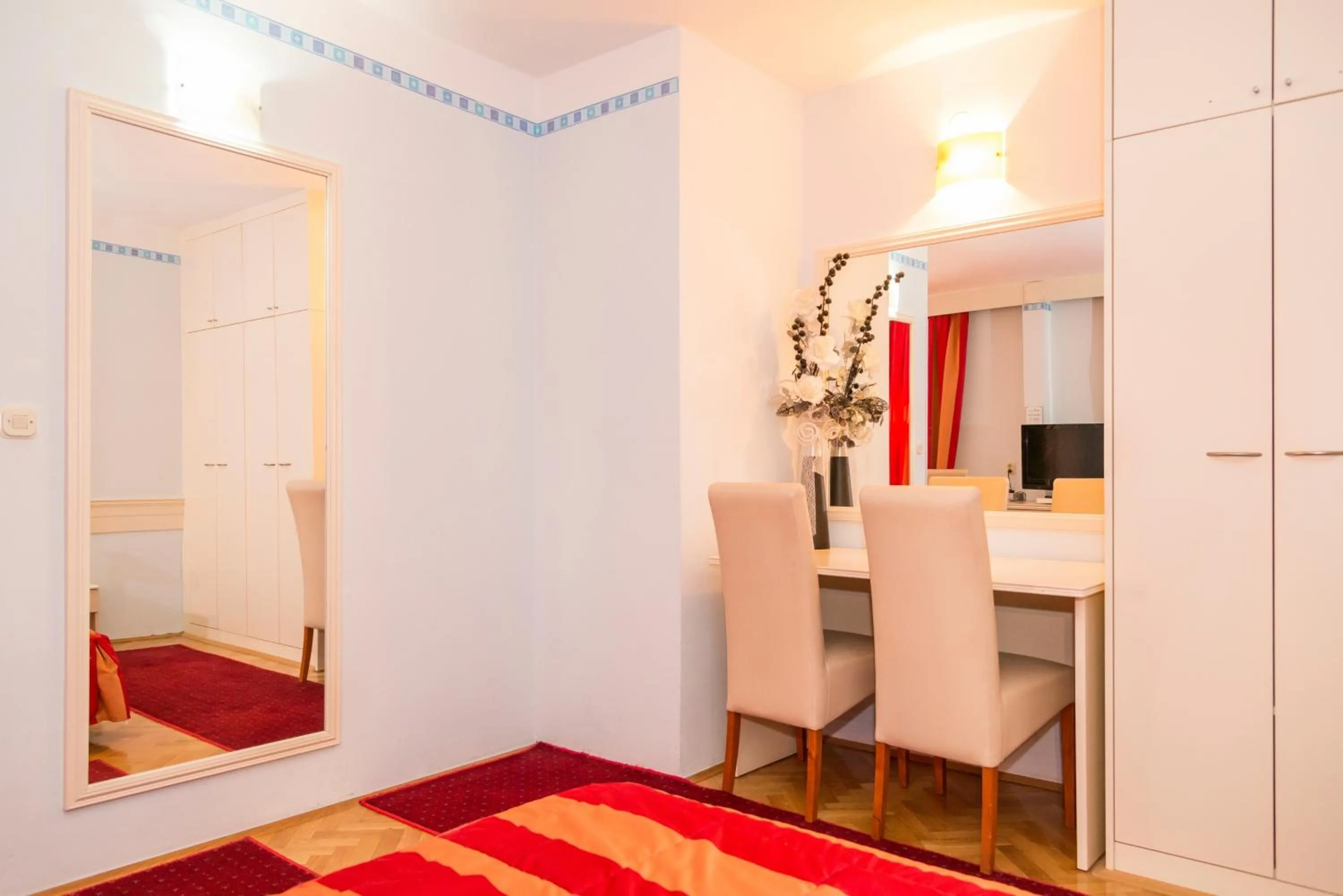 Restaurant/places to eat, Bed in Hotel Narona