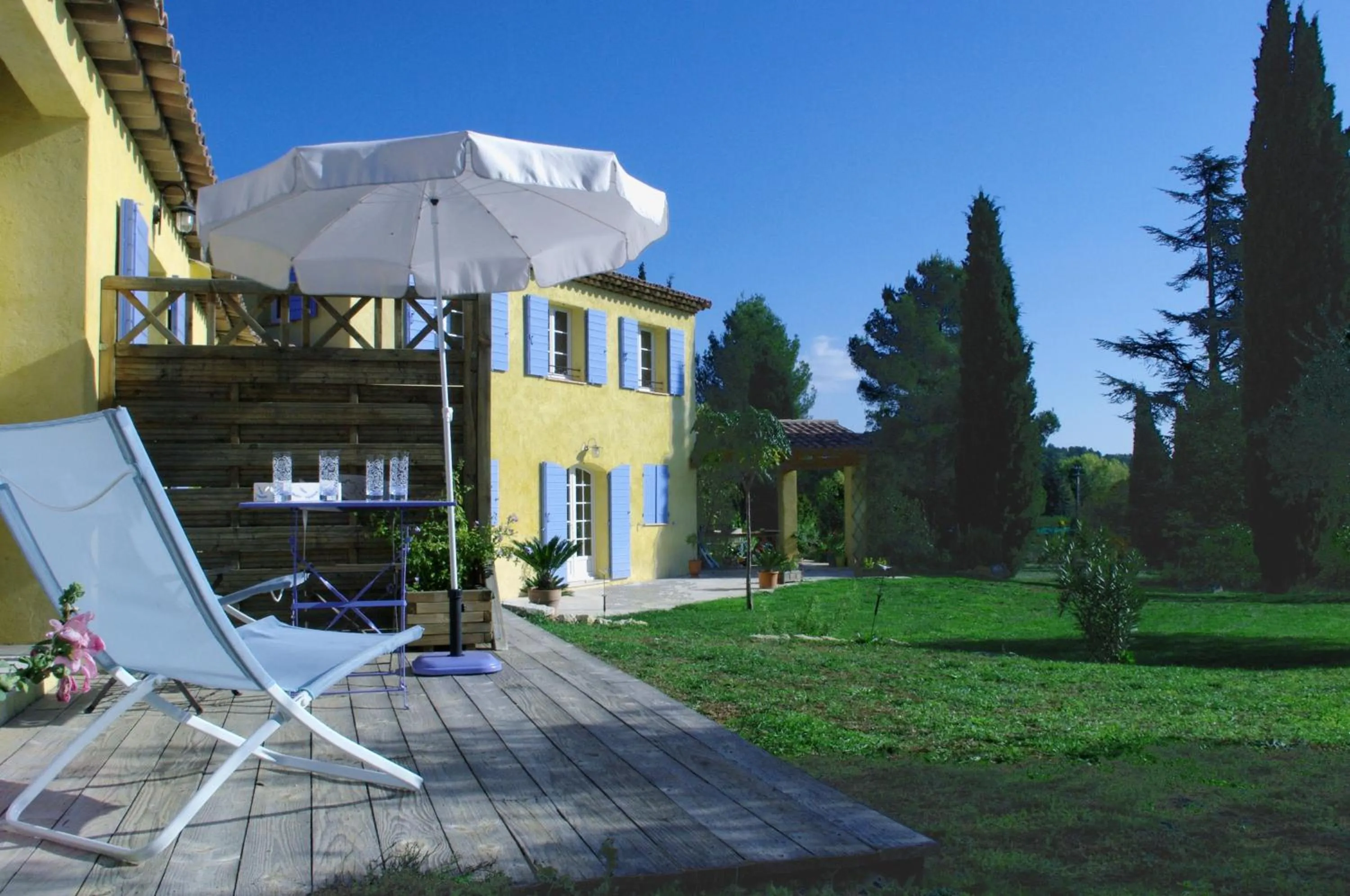 Garden view in Chambres d'Hôtes Carpe Diem