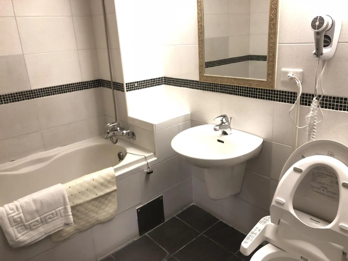 Toilet in DLInn Hotel