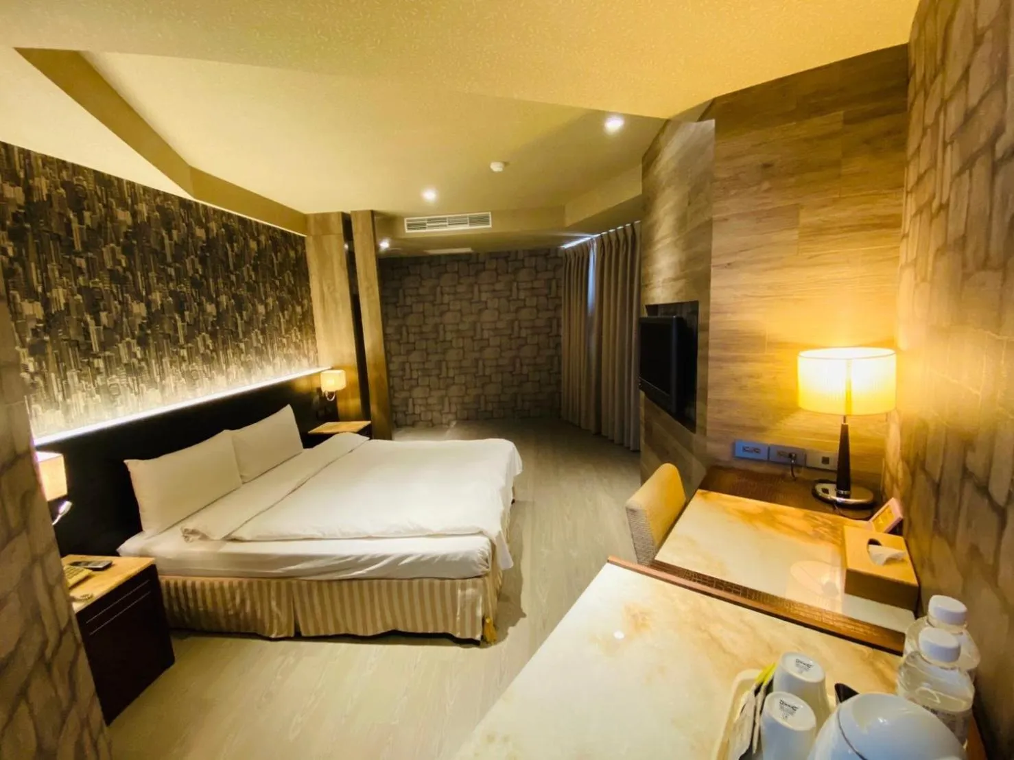 Photo of the whole room in DLInn Hotel