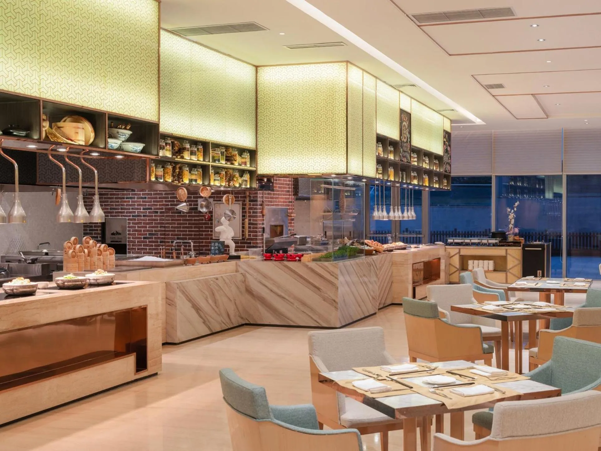 Restaurant/places to eat in Crowne Plaza Dalian Sports Center by IHG