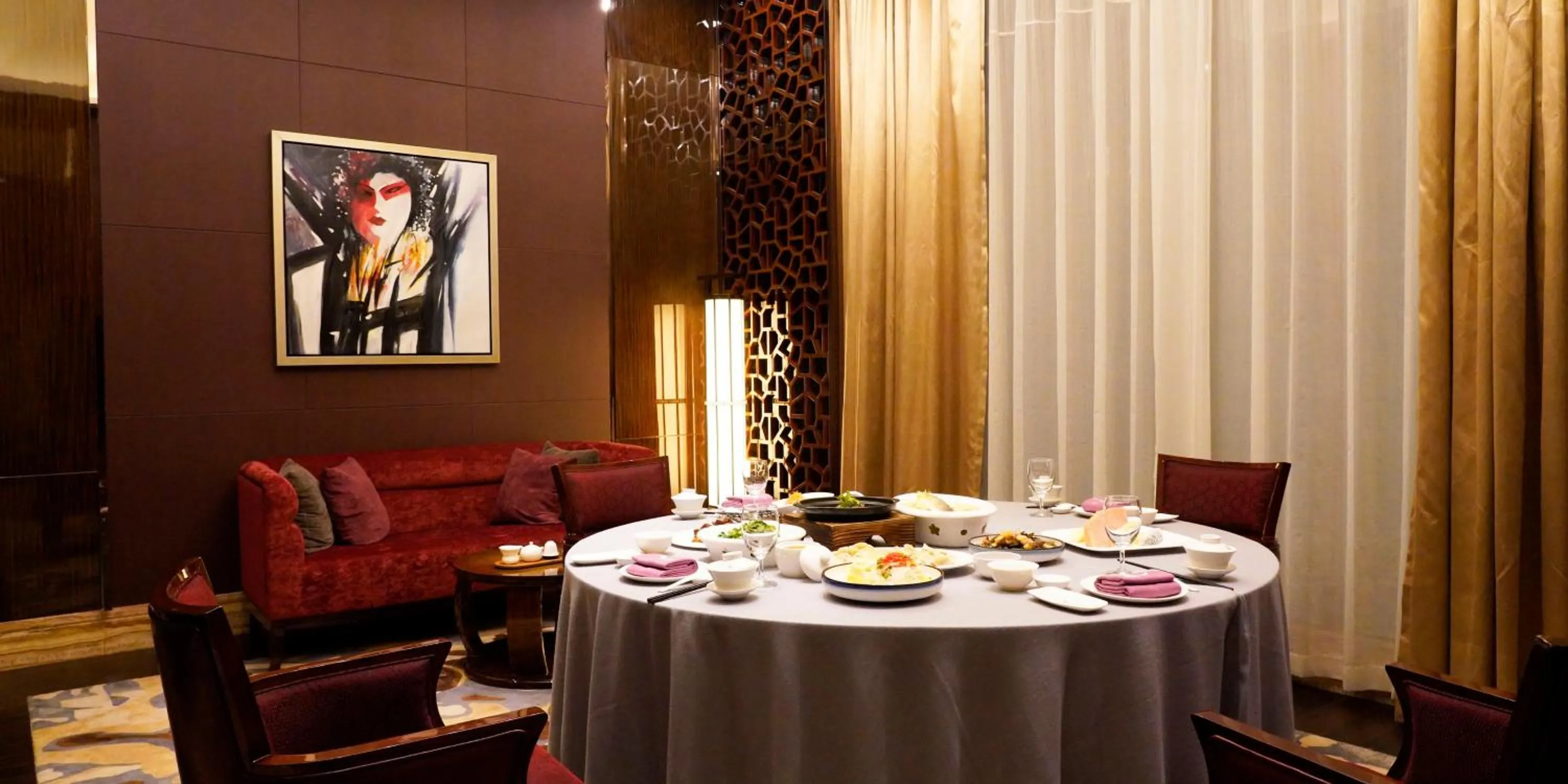 Restaurant/places to eat in Crowne Plaza Dalian Sports Center by IHG