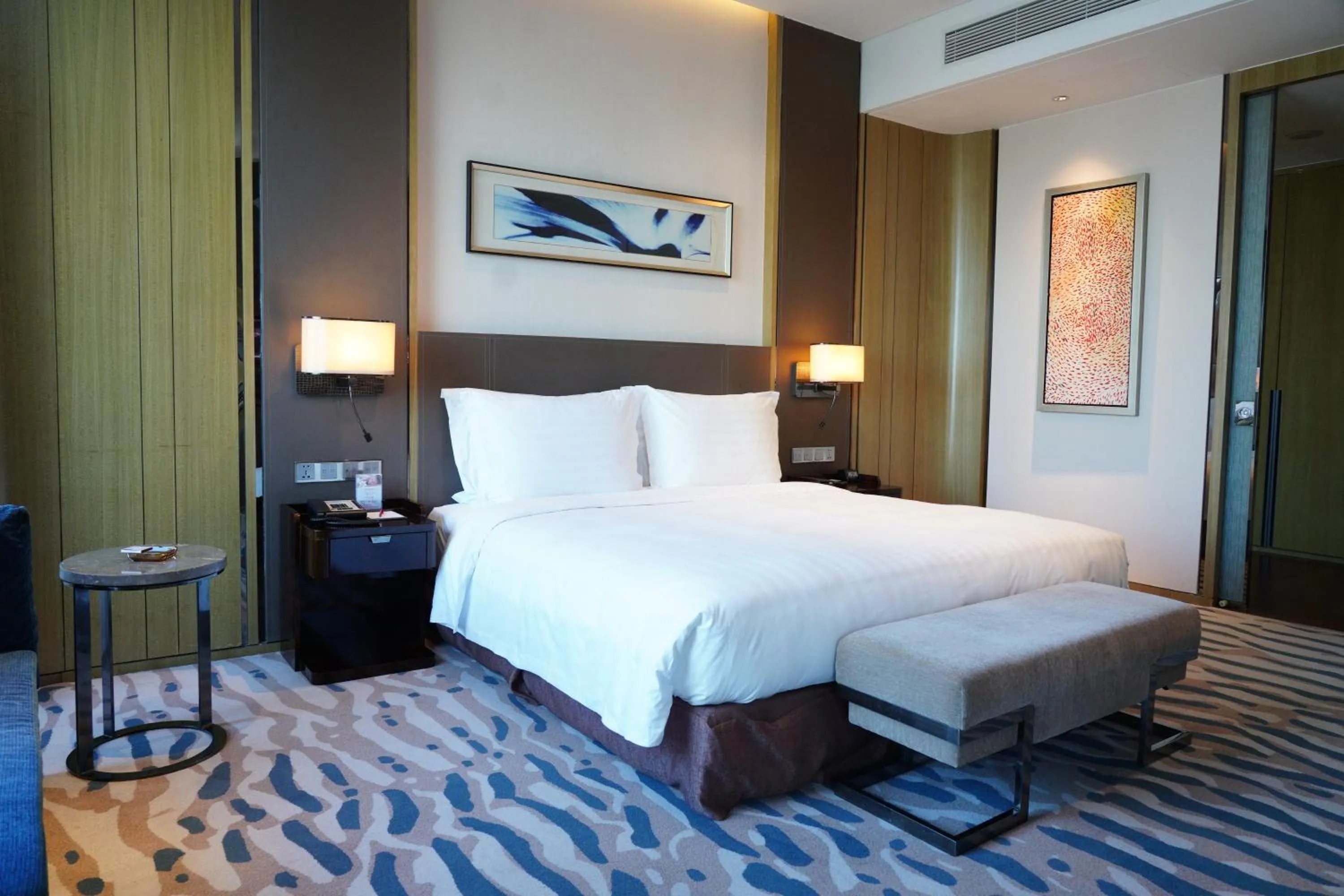 Photo of the whole room, Bed in Crowne Plaza Dalian Sports Center by IHG